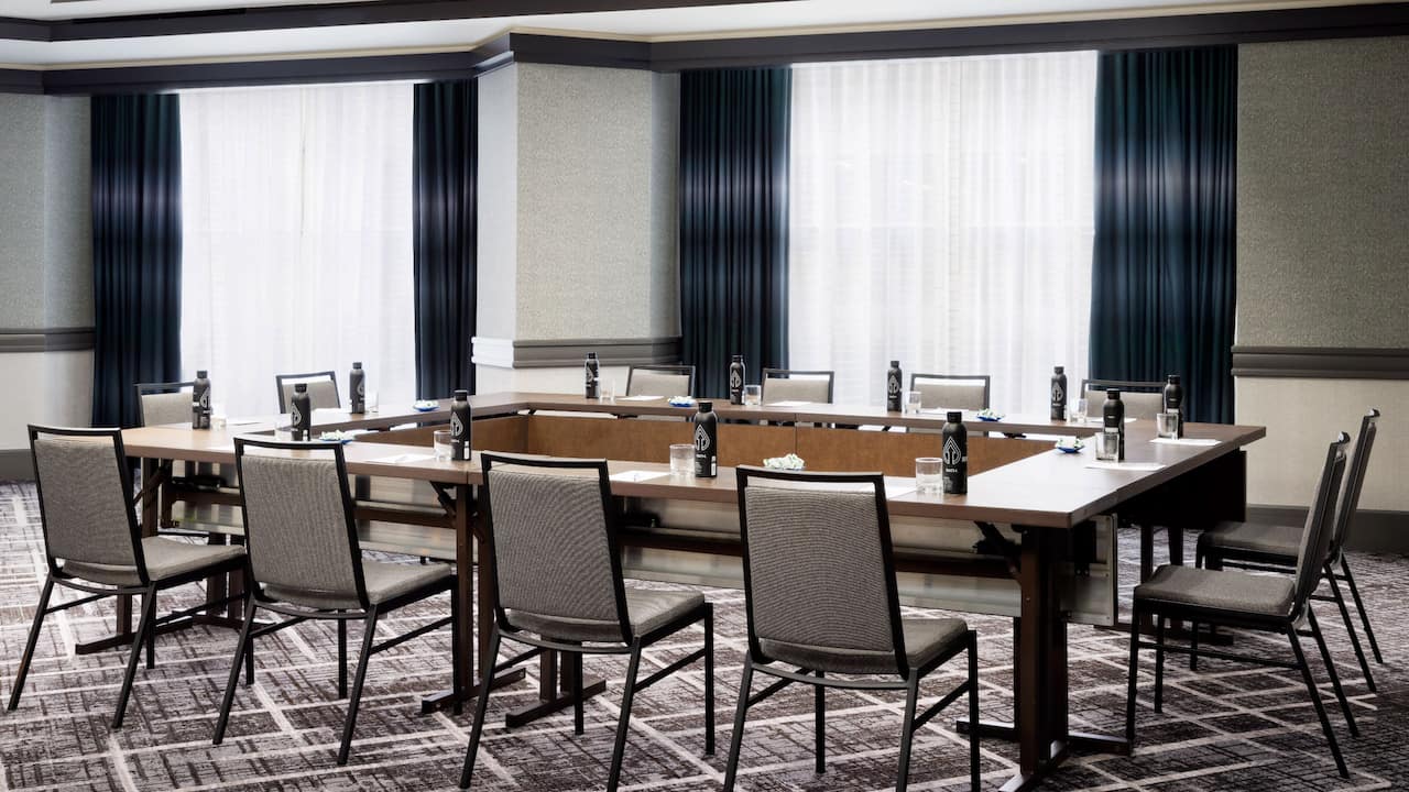Meeting Room Studio Round Table Chairs