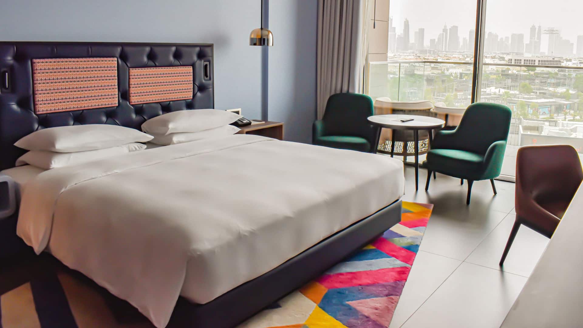 1 из 6 Hyatt Centric Jumeirah Dubai King Bed Skyline with Balcony