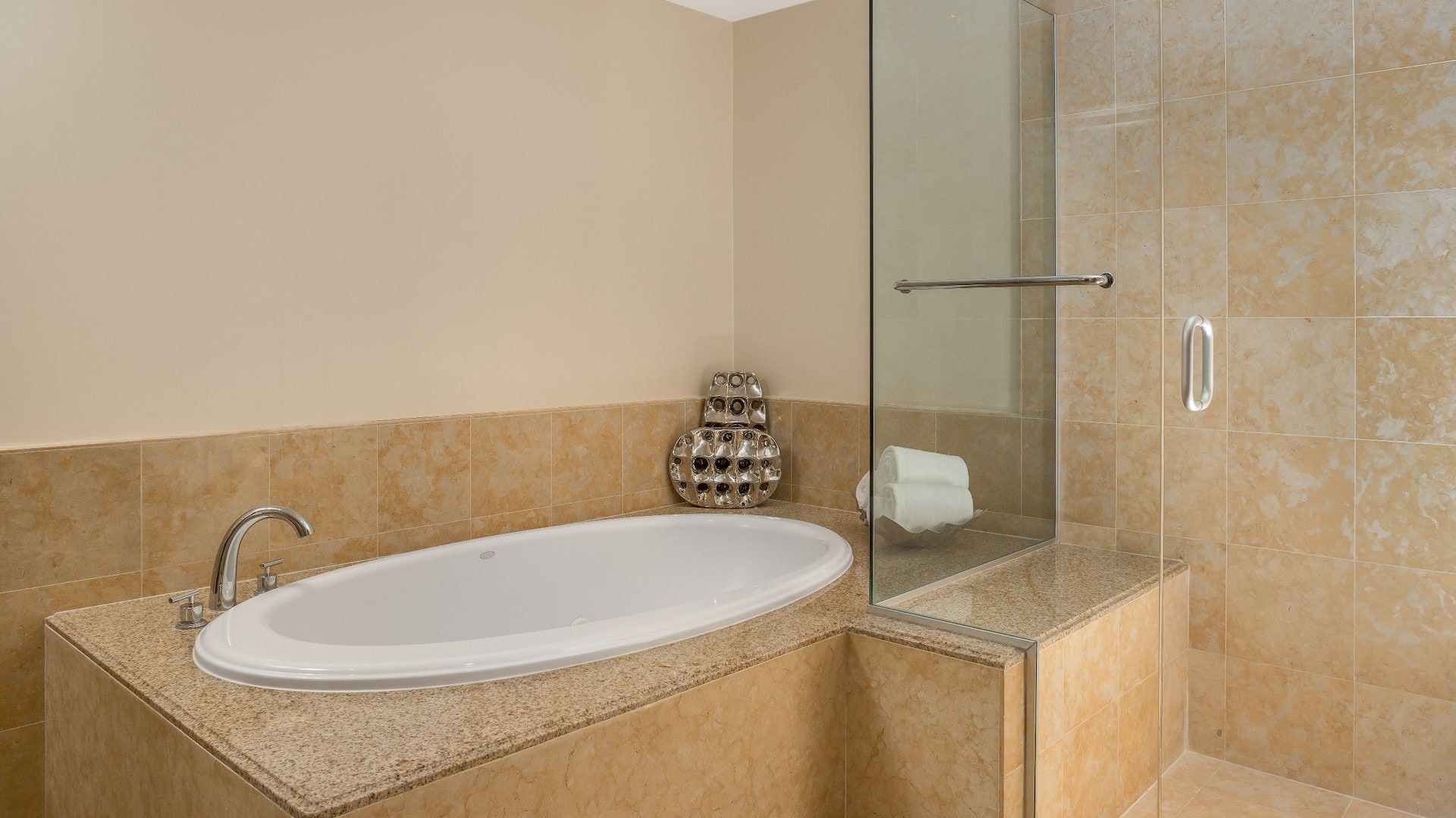 5 de 6 Hyatt Regency Orange County Presidential Tub