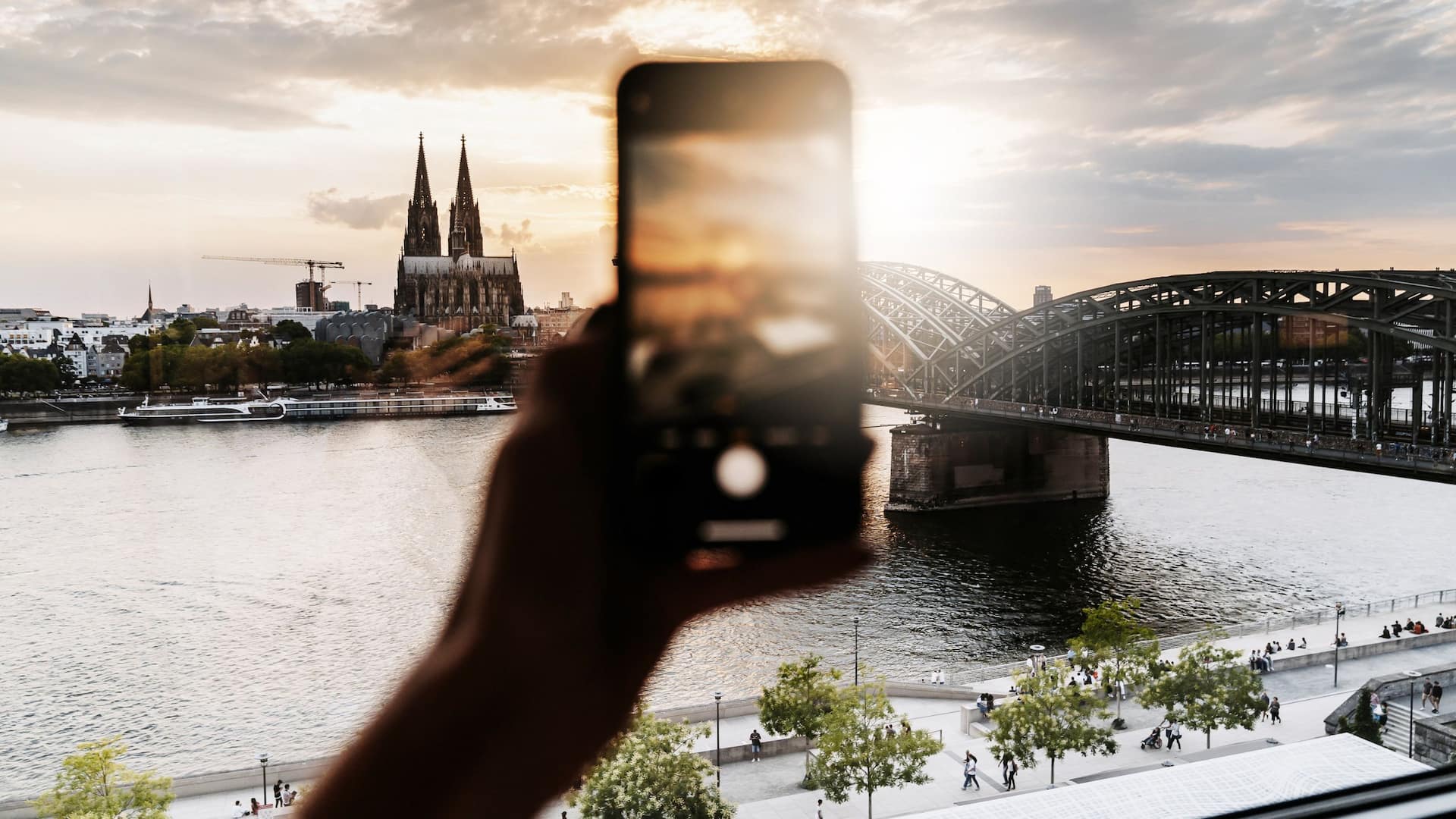 3 de 5 View through cell phone camera from Hyatt Regency Cologne of Cologne Cathedral, Rhine and Hohenzollern Bridge