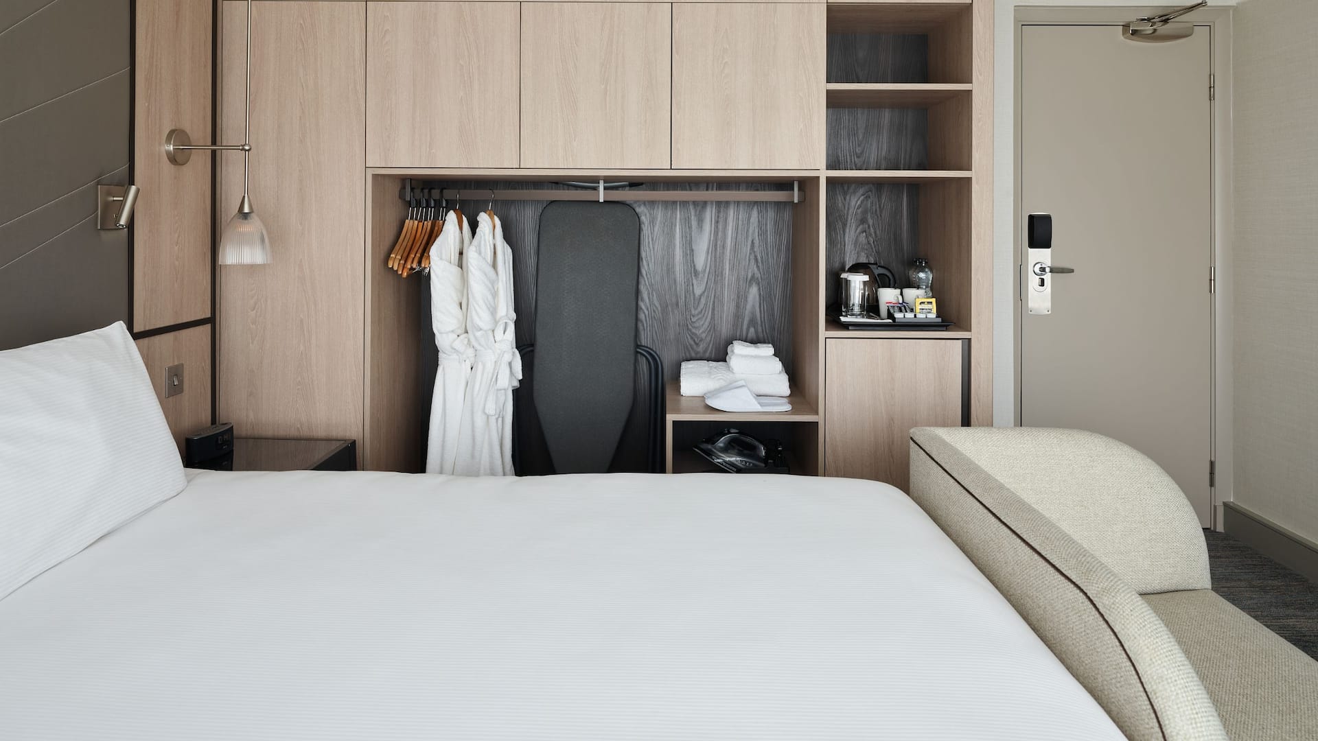 2/6 Hyatt Place London Heathrow Airport One King Bed Deluxe With A View