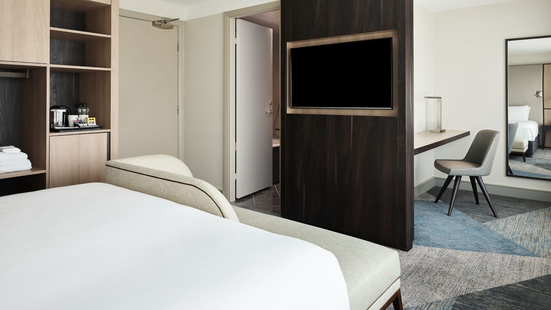 4/6 Hyatt Place London Heathrow Airport One King Bed Deluxe With A View