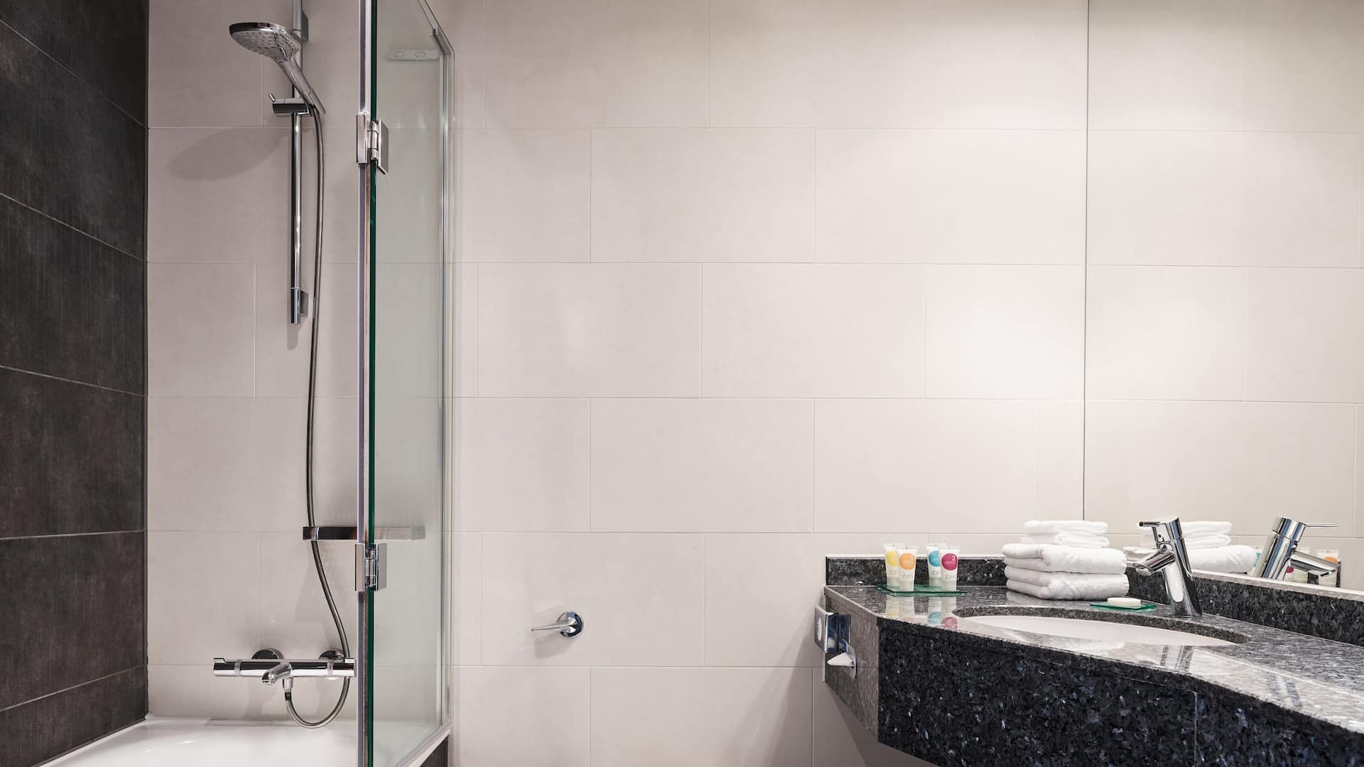 4/5 Hyatt Place London Heathrow Airport Bathroom