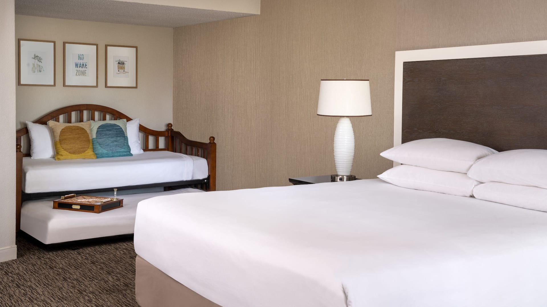 1 de 2 Hyatt Regency Newport Beach Family Room