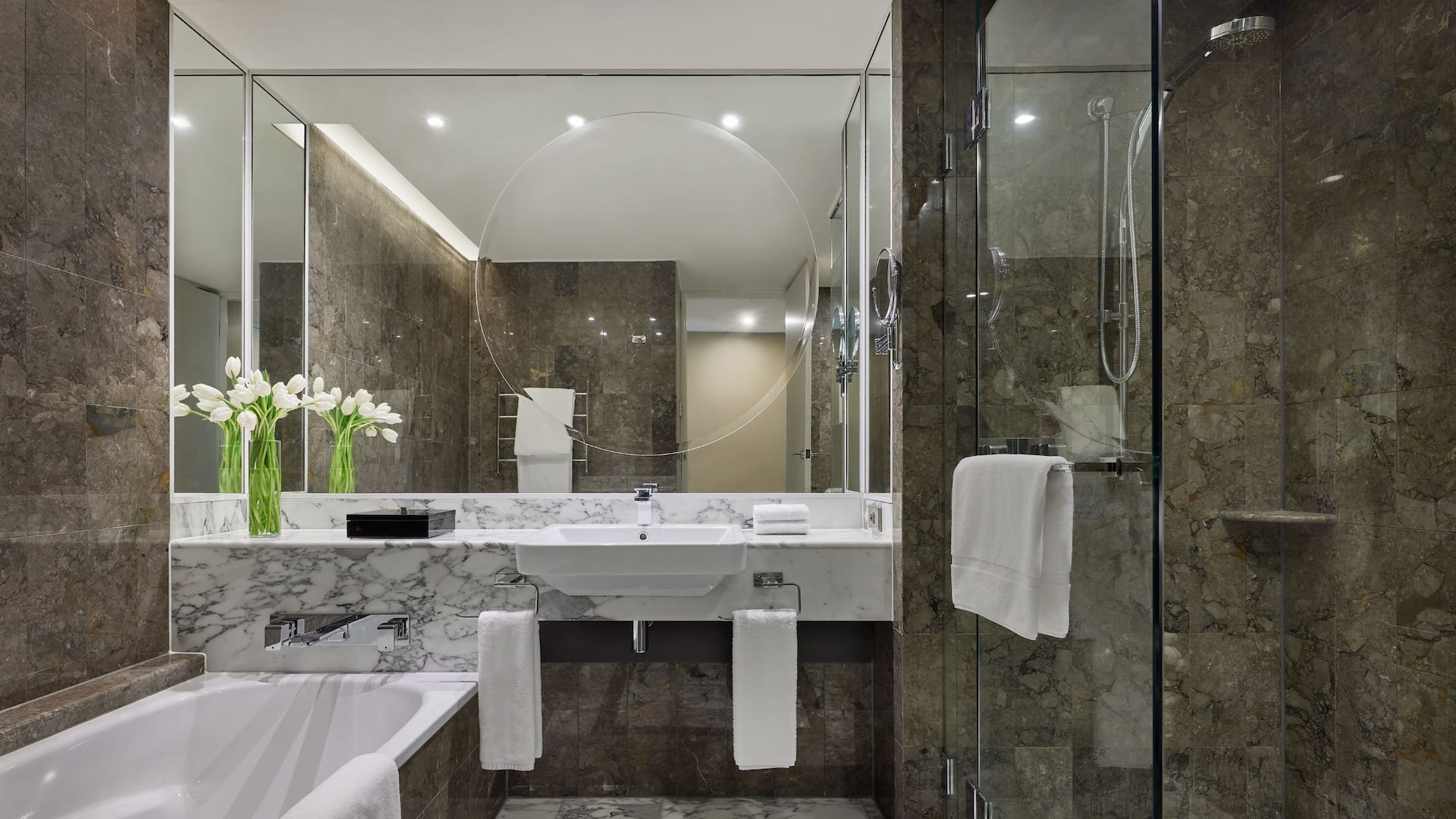 2/3 Grand Hyatt Melbourne Grand King Bathroom 2022
