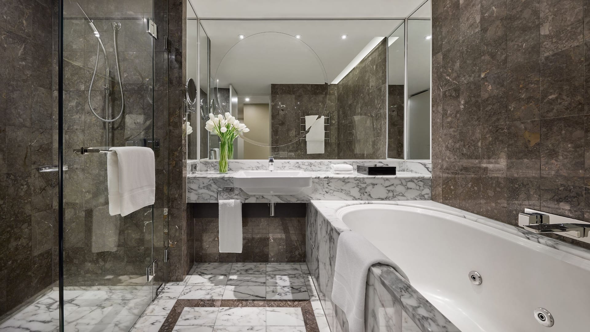 2/3 Grand Hyatt Melbourne Spa King Bathroom