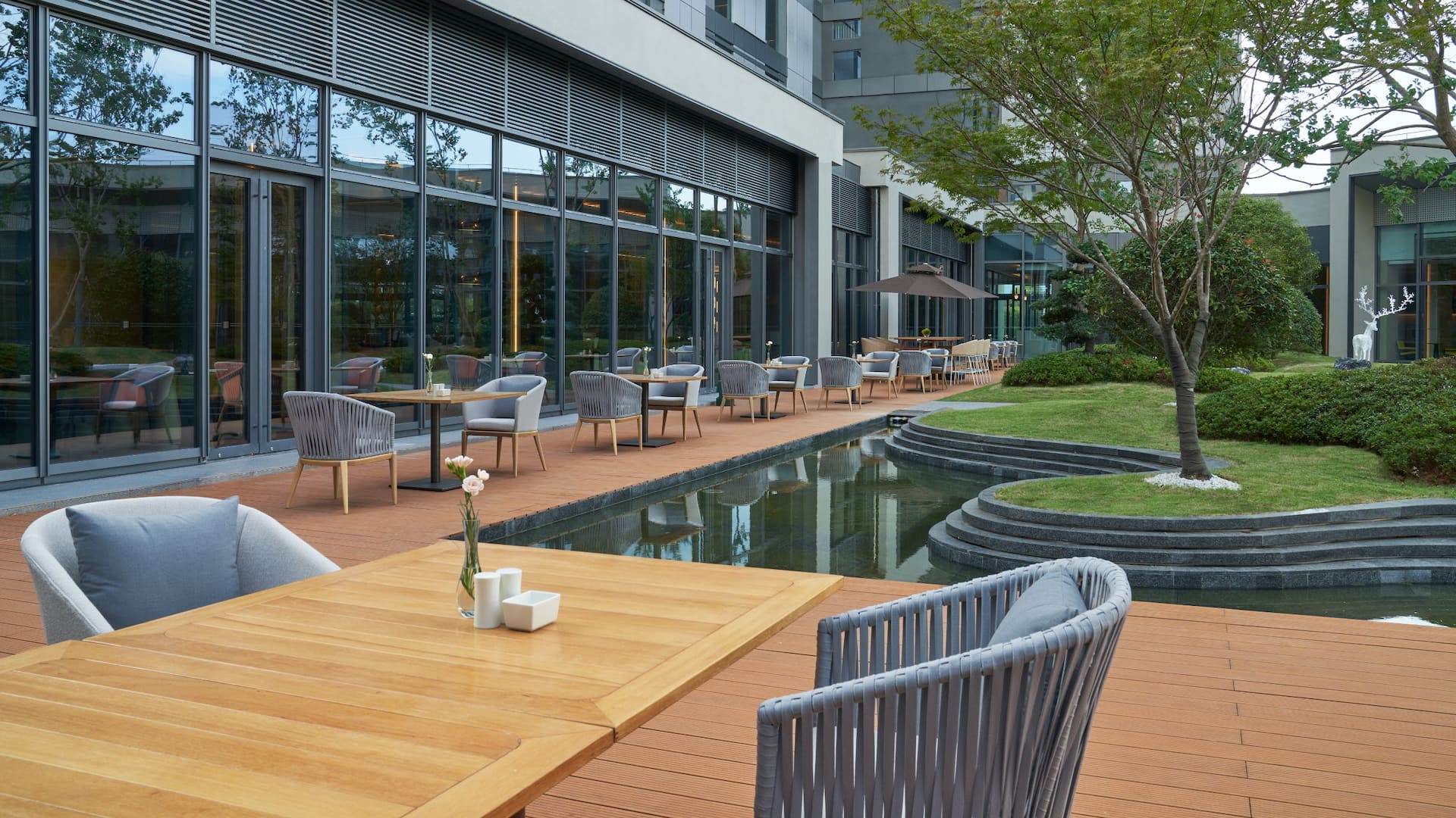 Hyatt Place Huangshan Train Station The Kitchen Outdoor Seats