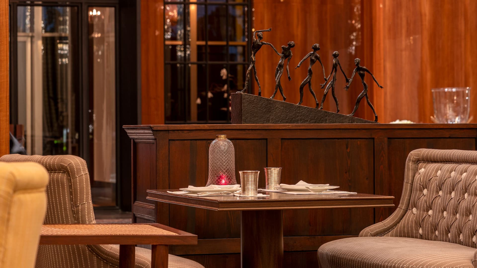 Grand Hyatt Gurgaon Parlour Statues View