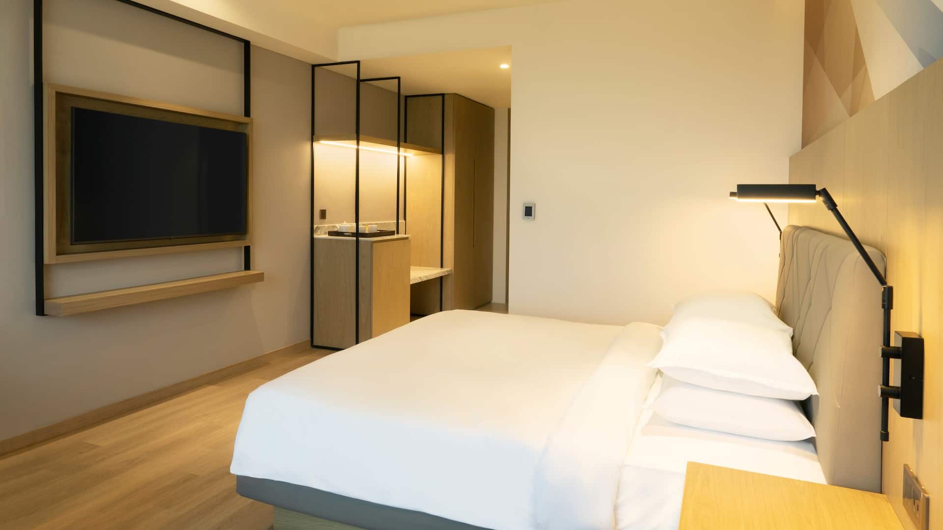 1 de 2 Hyatt Place Bharuch Stvzb King Room Amenities