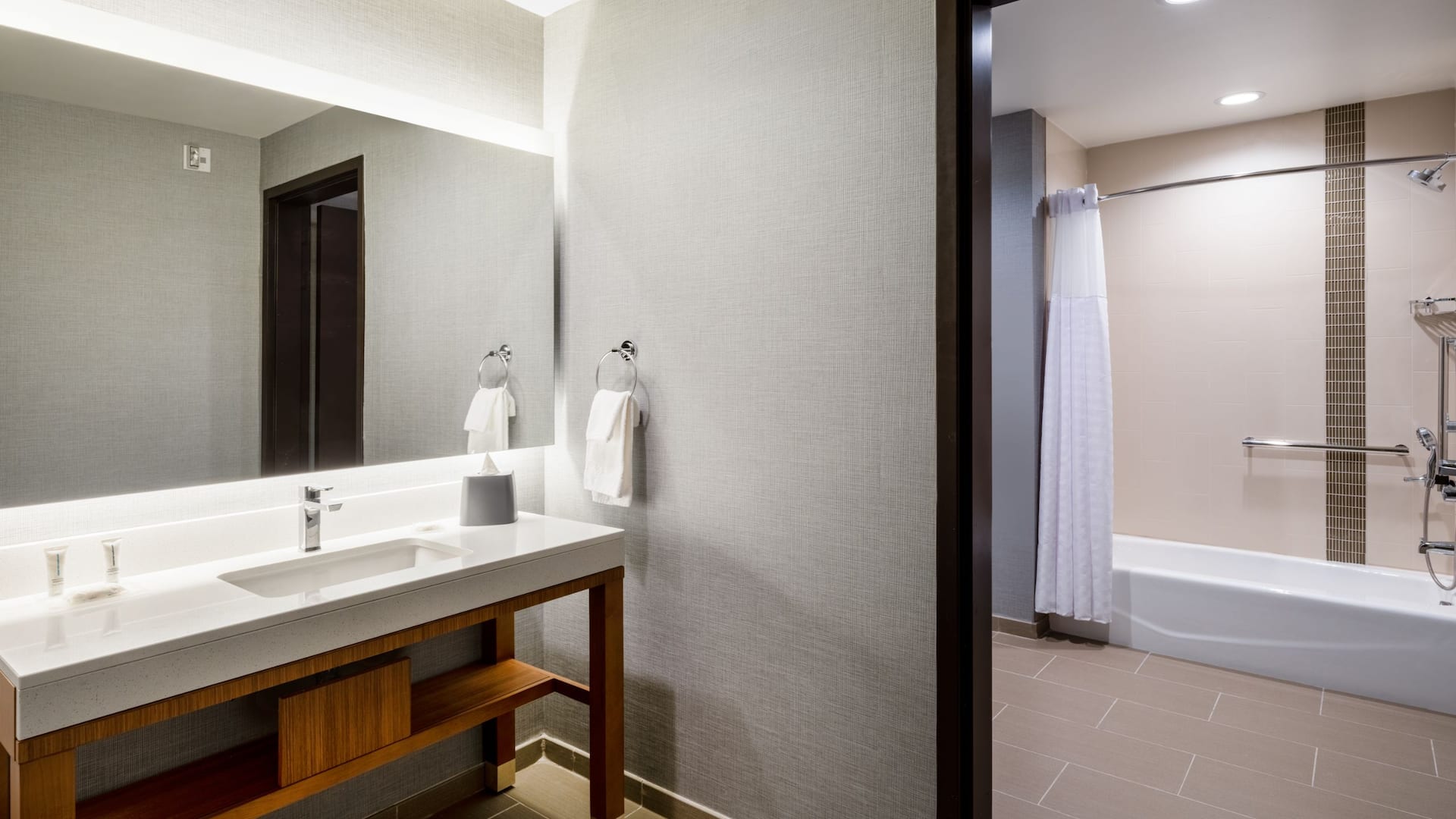 4/4 Hyatt Place Fort Worth / Alliance Town Center Bathroom With Ada Tub