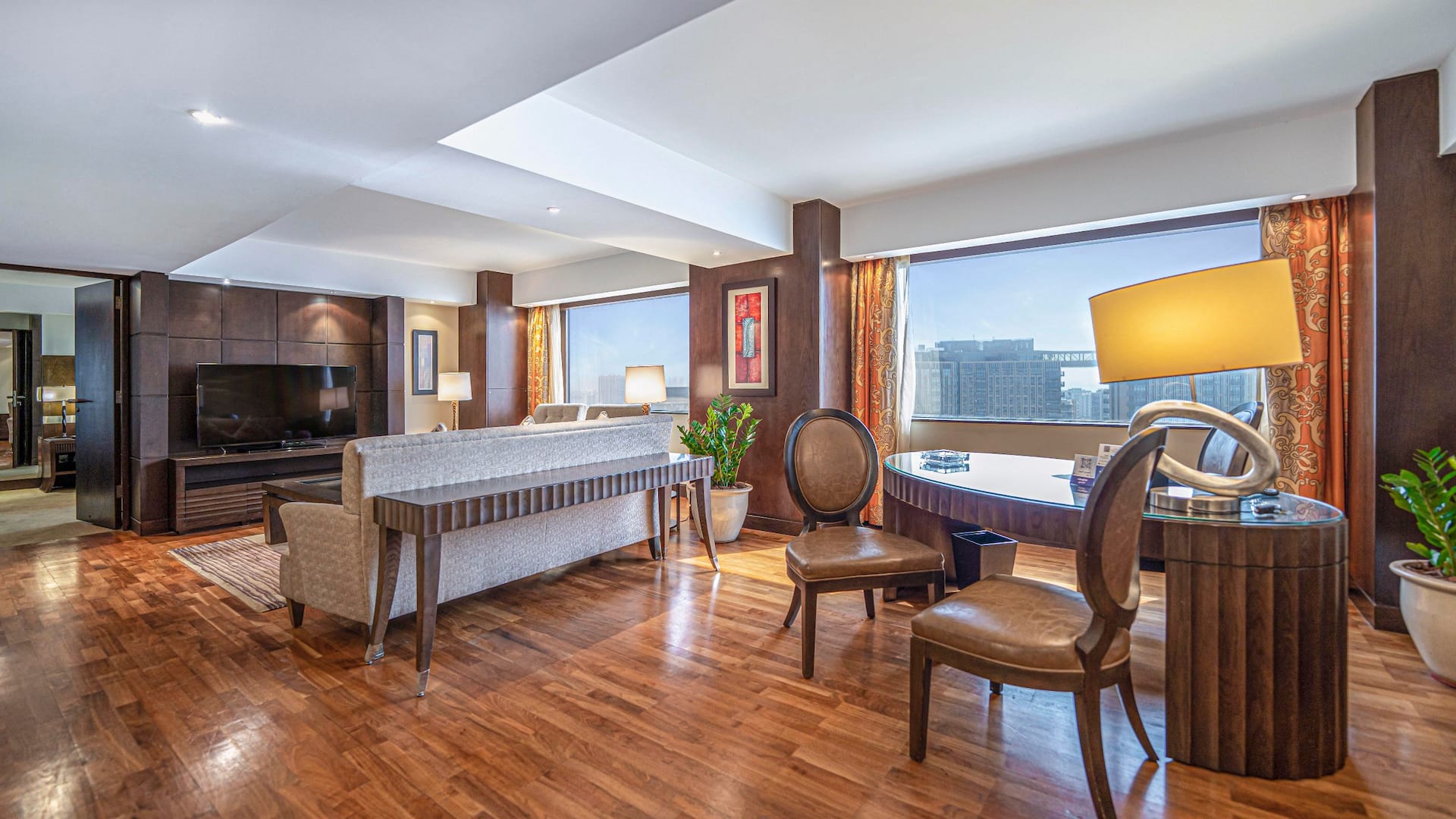 2 من 5 Hyatt Regency Dubai Regency Executive Suite Living Room City View