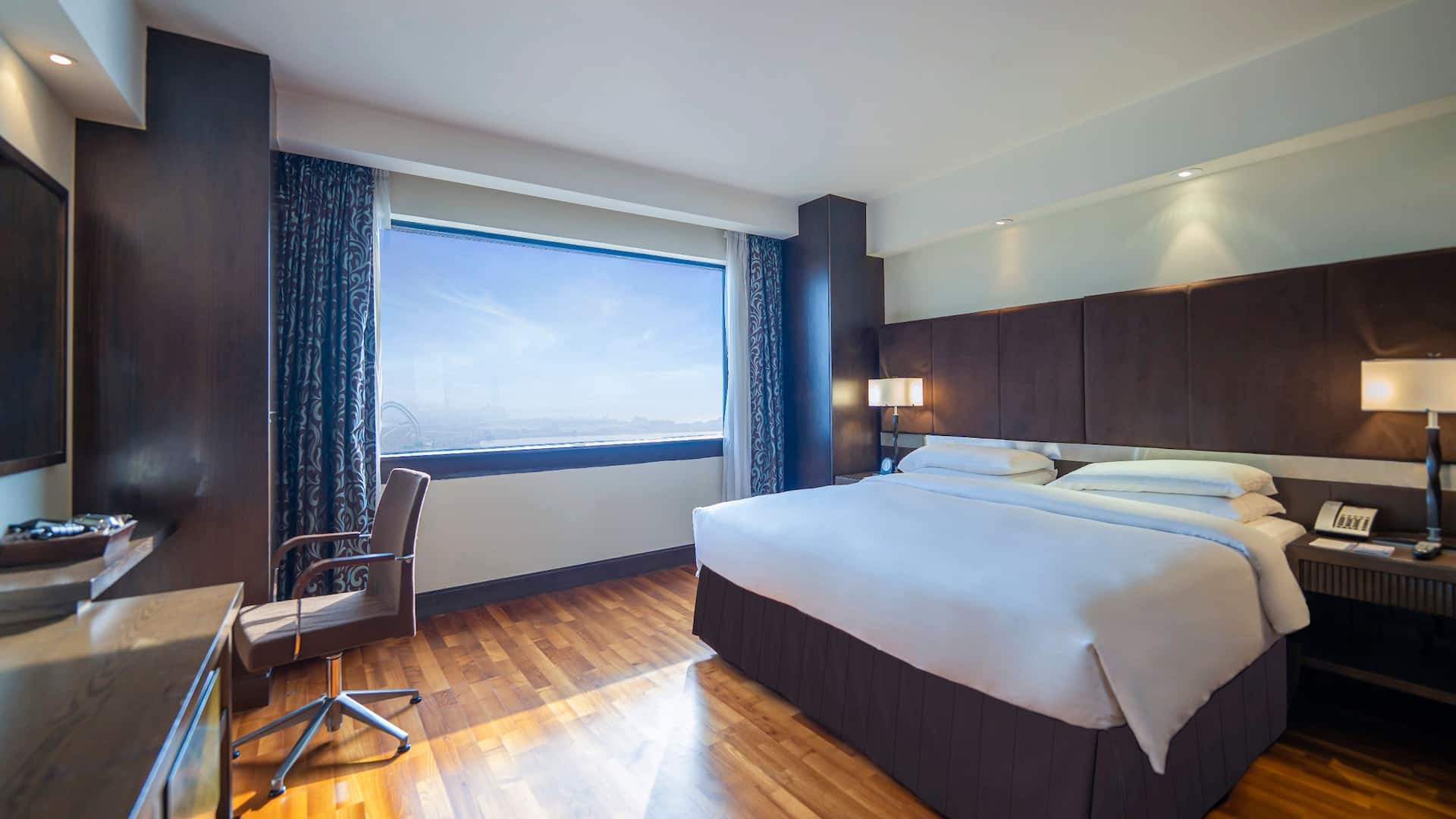 2 من 5 Hyatt Regency Dubai Royal Suite Master Bed Room