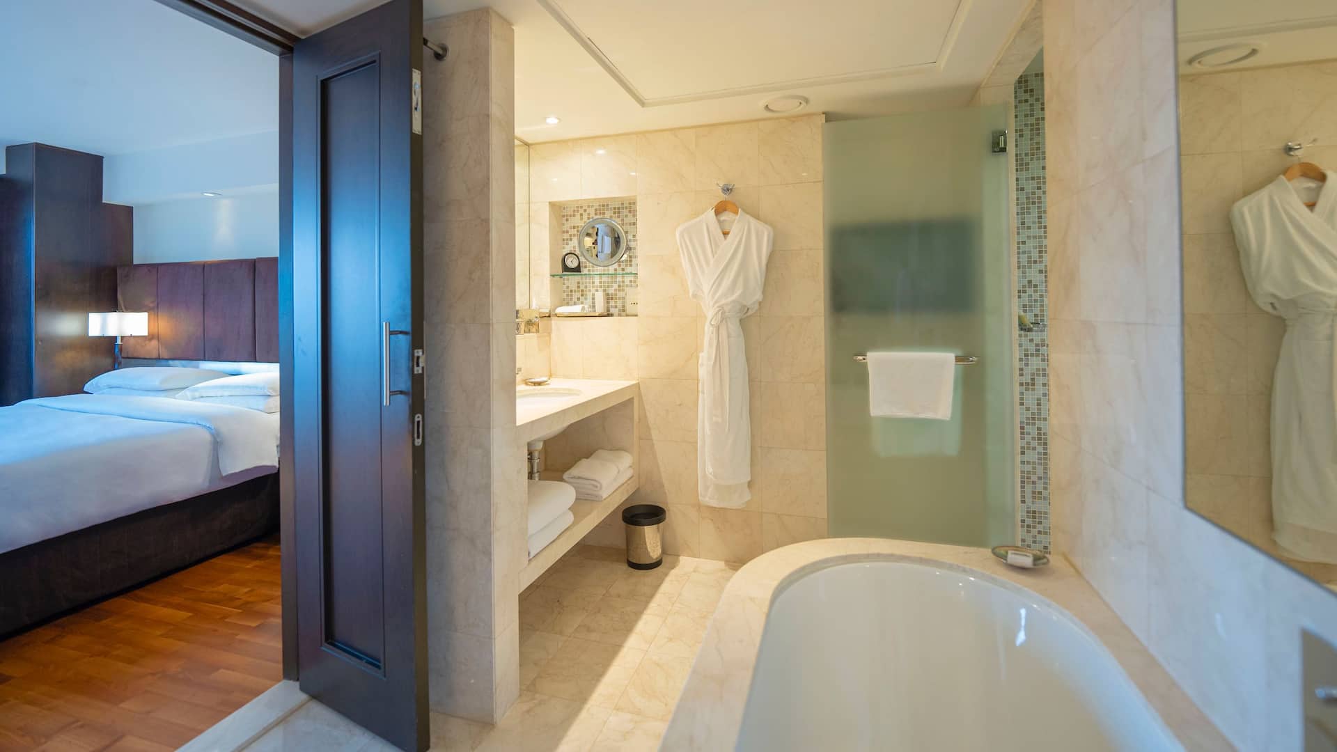 4 من 5 Hyatt Regency Dubai Royal Suite Bathroom