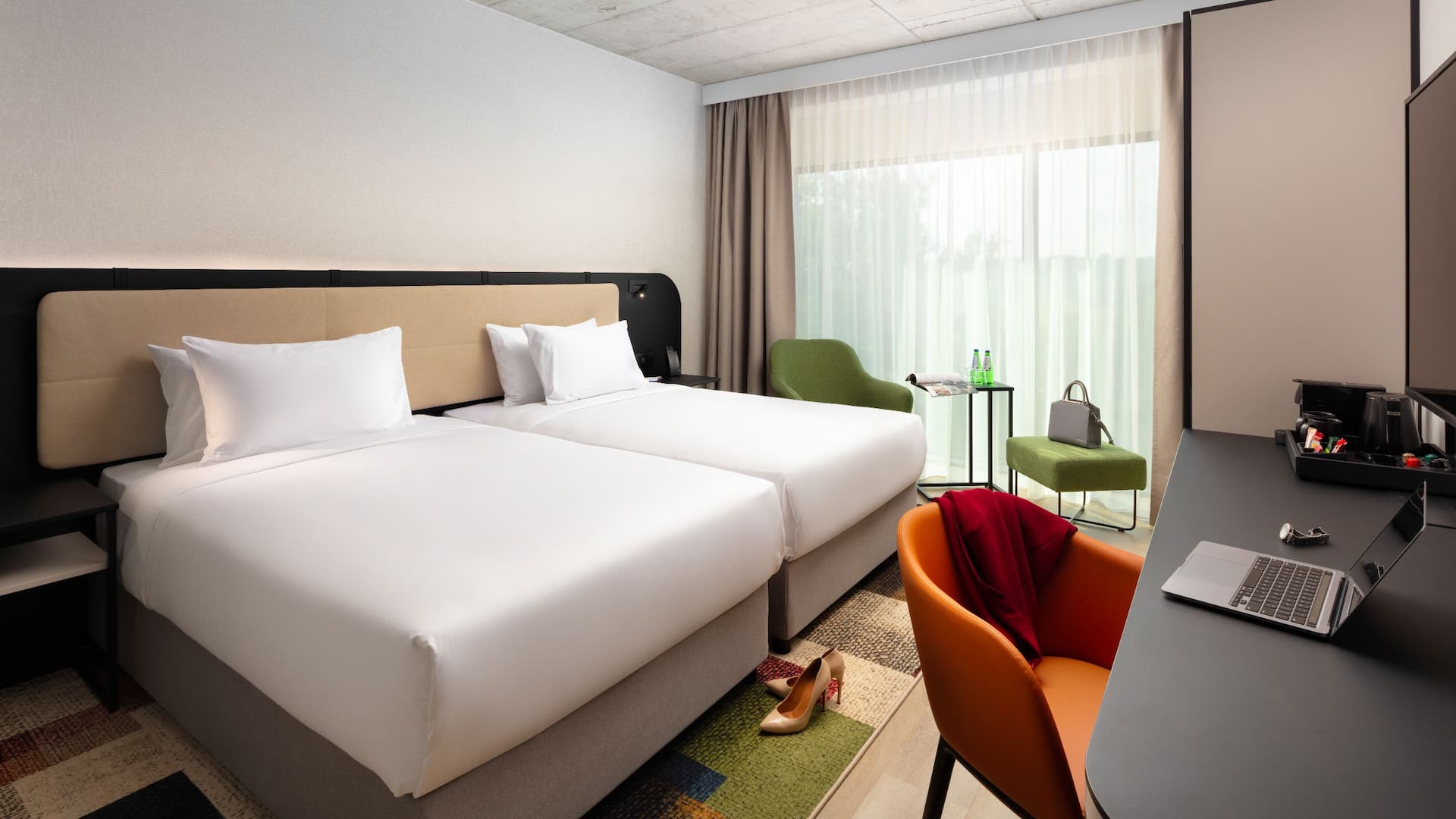 2 de 7 Hyatt Place Krakow Bedroom Lived in View