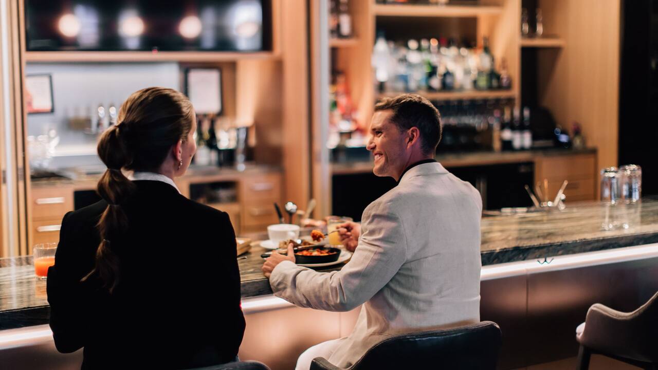 Joni Restaurant Bar Couple