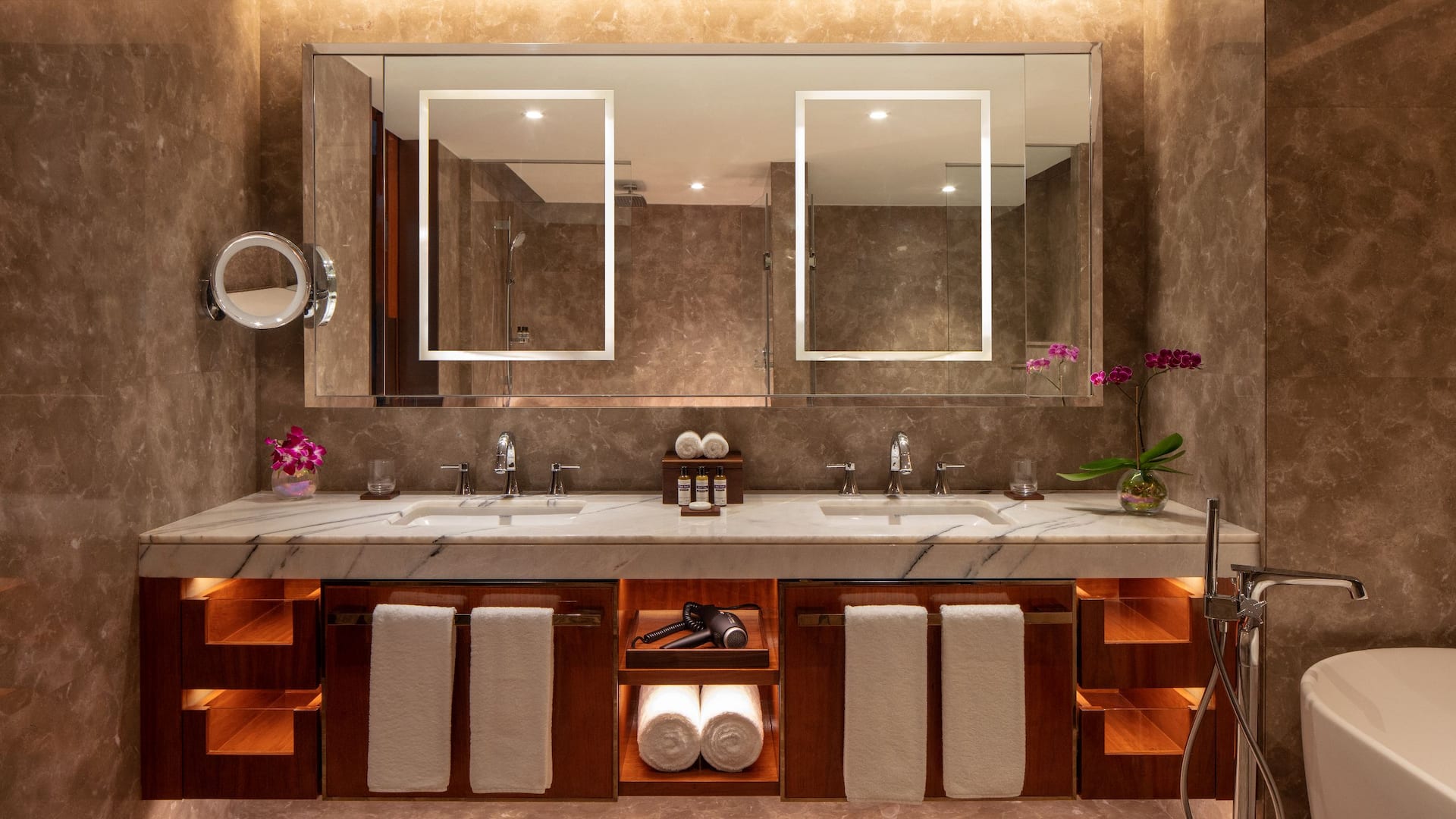 4/4 Hyatt Regency Trivandrum Diplomatic Suite Bathroom