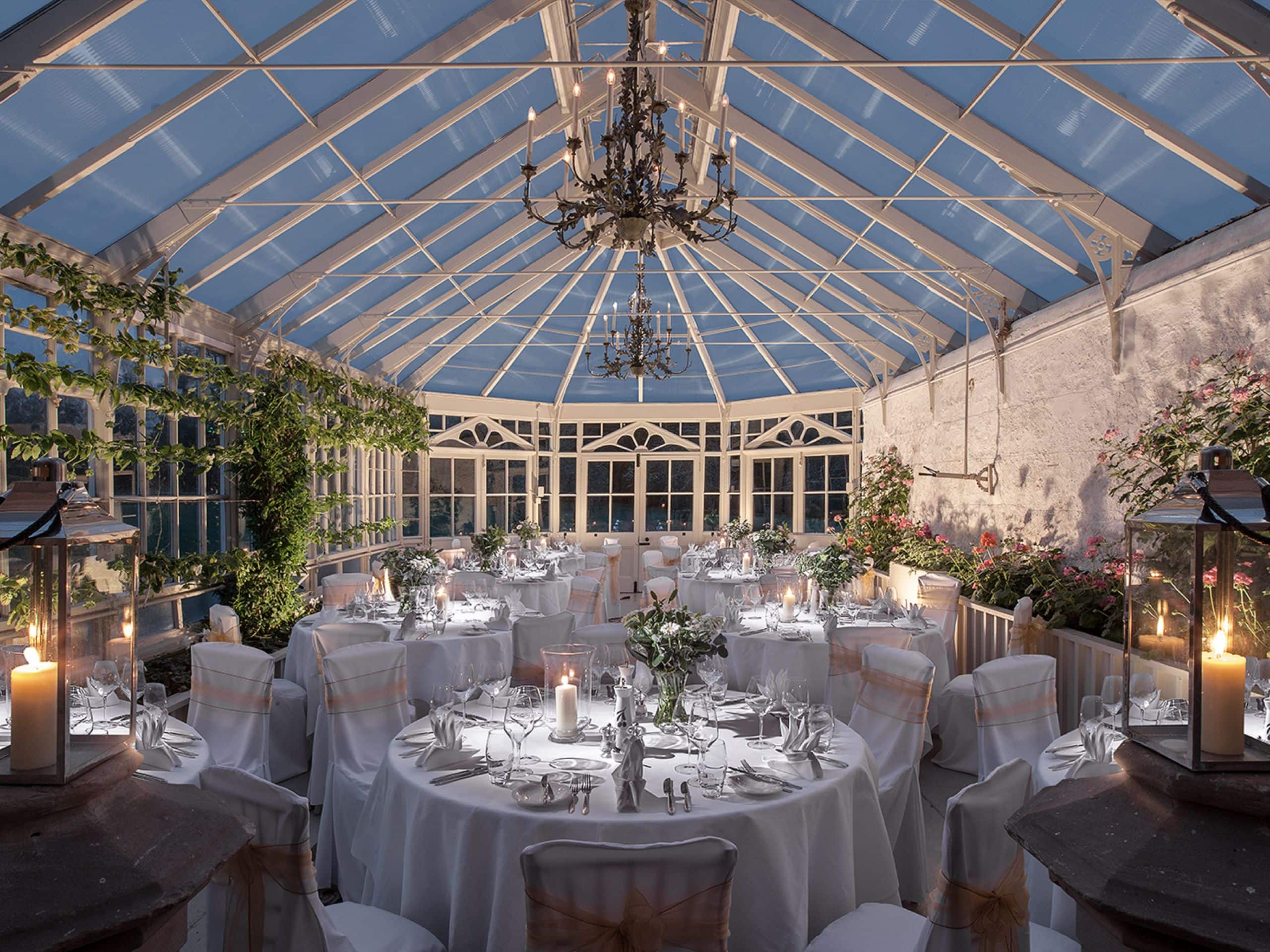 SCHLOSS Roxburghe - Feiern Sie in einem charmanten viktorianischen Wintergarten von 69 m², der mit natürlichem Licht und Blick auf den Park gefüllt ist