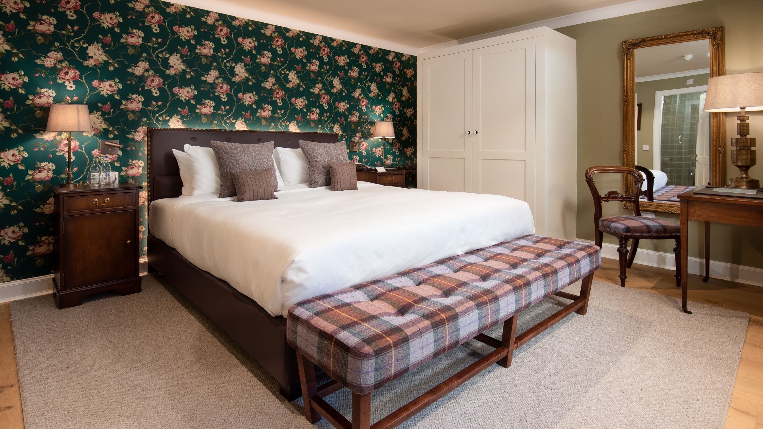 Schloss Roxburghe Golf Hotel Courtyard Deluxe Room Bed