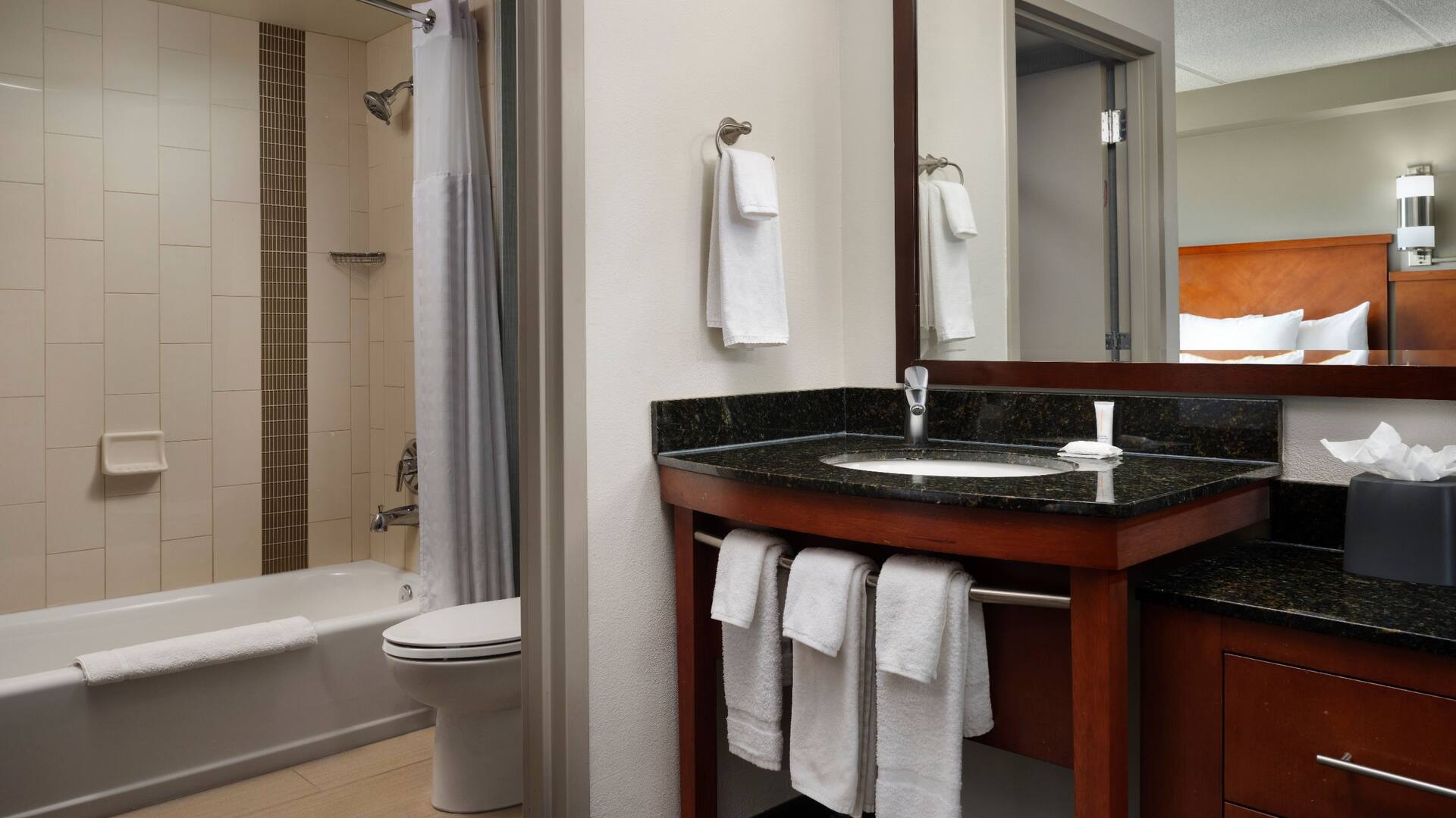 4 de 7 Hyatt Place Dallas/Plano Standard Bathroom