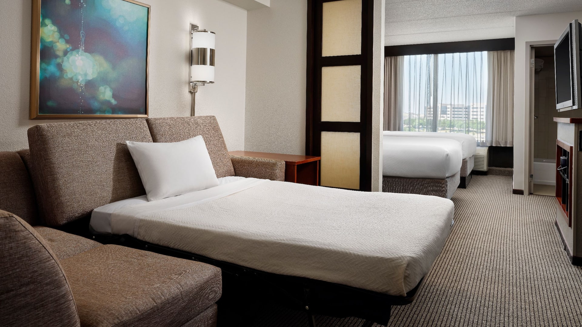 2 de 8 Hyatt Place Dallas/Plano Double Bed Room Living Area