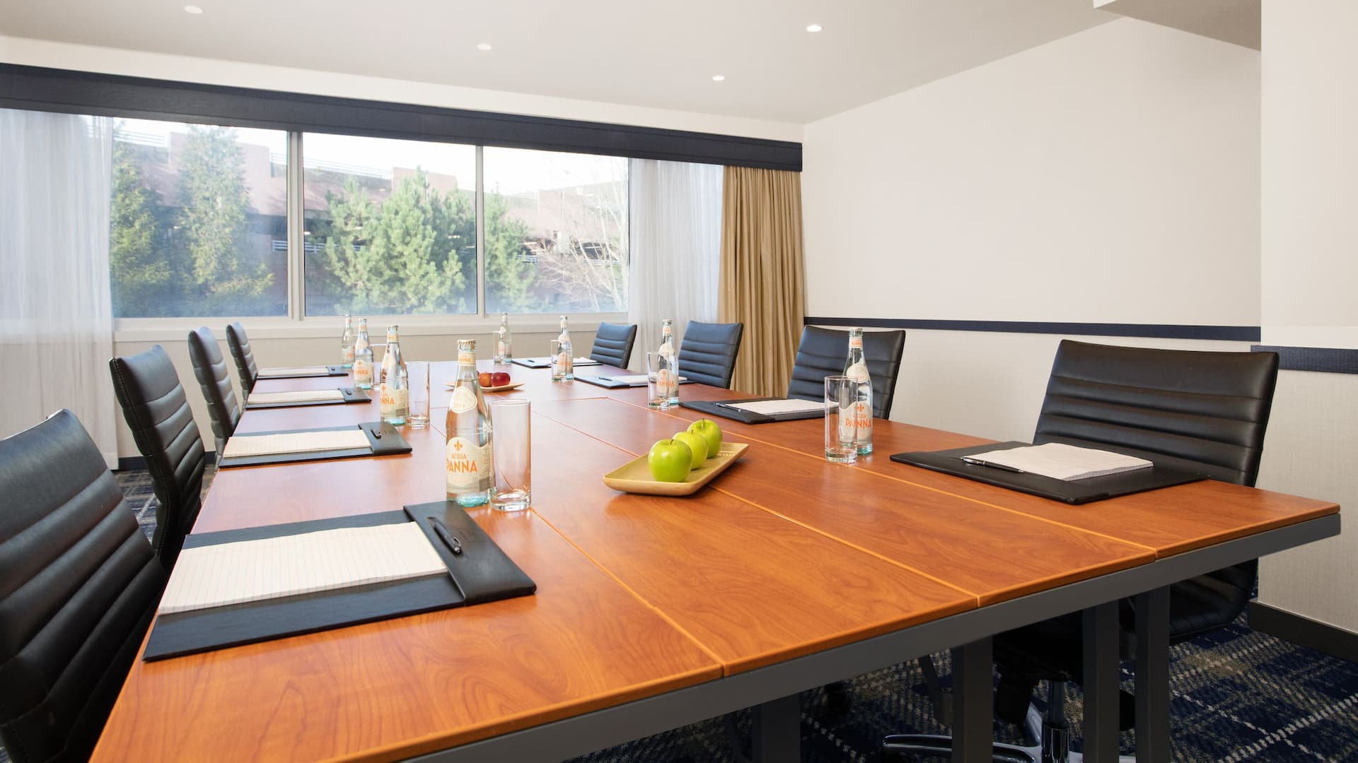 Hyatt Regency Boston / Cambridge Bosrc Boardroom Side Drapesopen