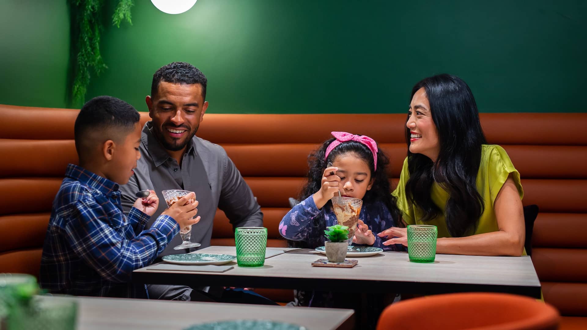 Hyatt Place London City East Lifestyle Restaurant Family