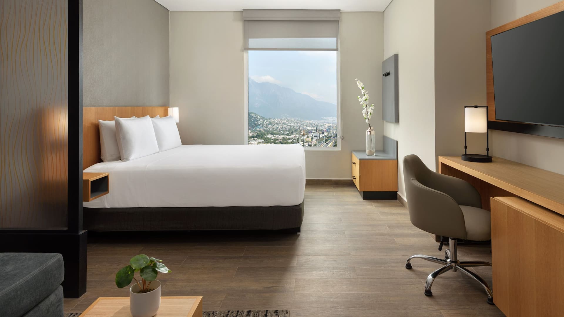 Hyatt Place Monterrey Valle King Guestroom Bed View
