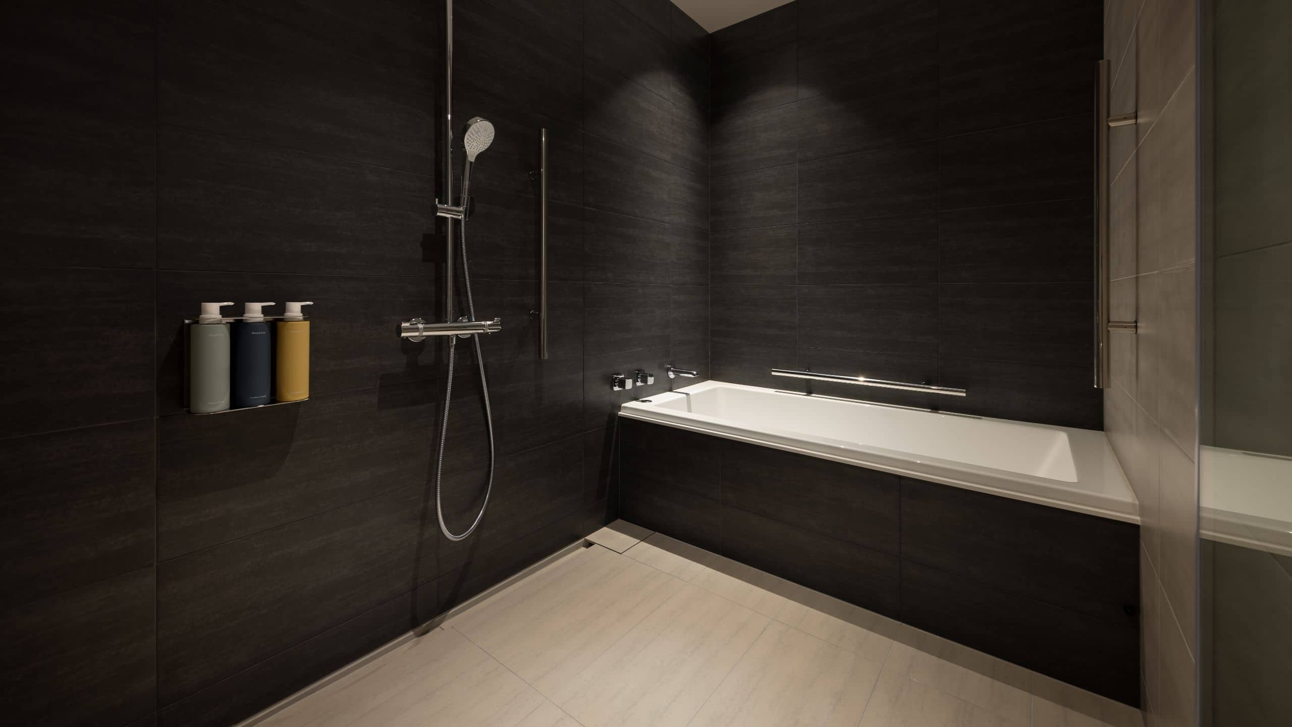 Fuji Speedway Hotel Accessible Bathtub