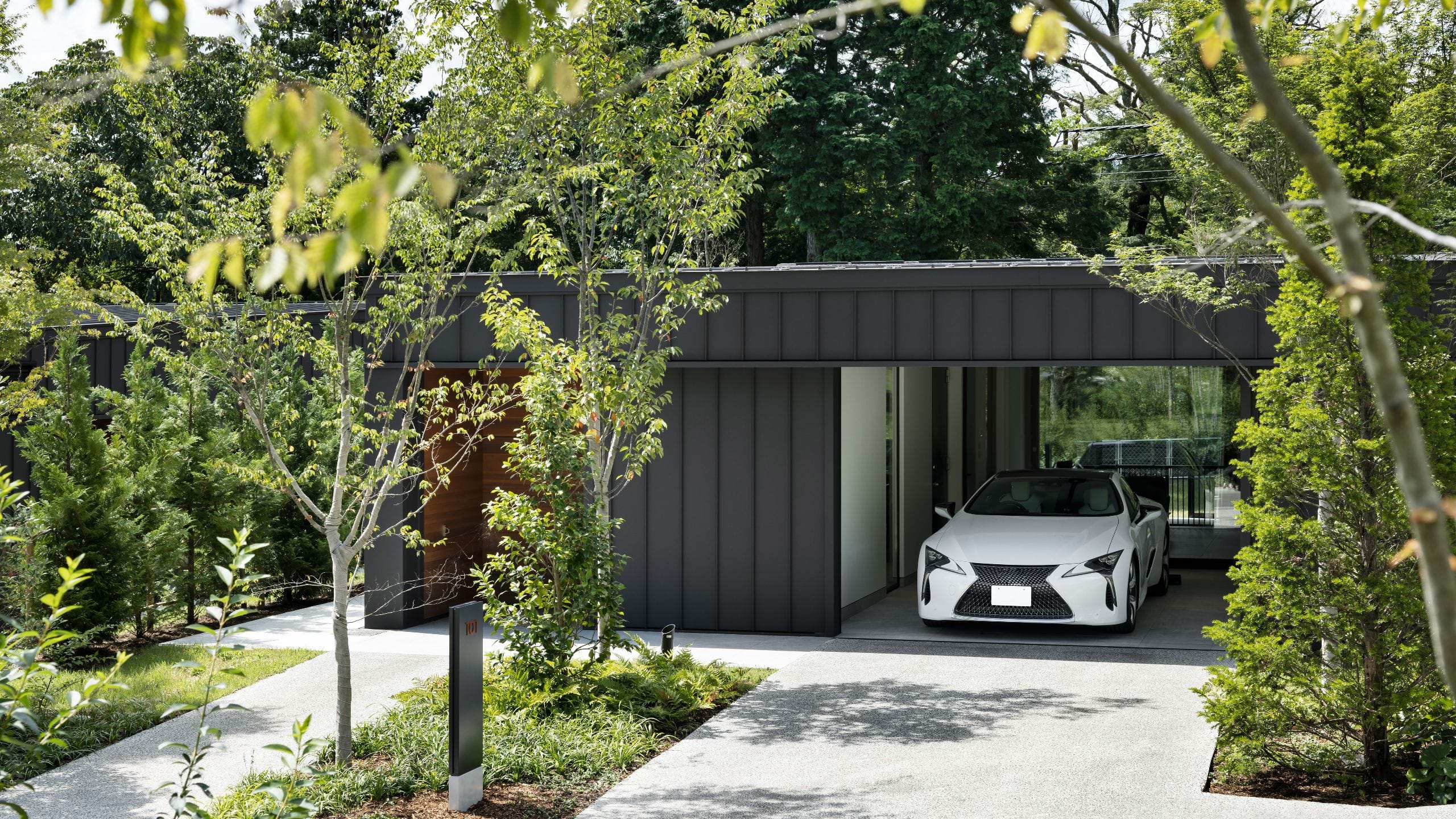 6 of 7 Fuji Speedway Hotel Villa Garage With Car