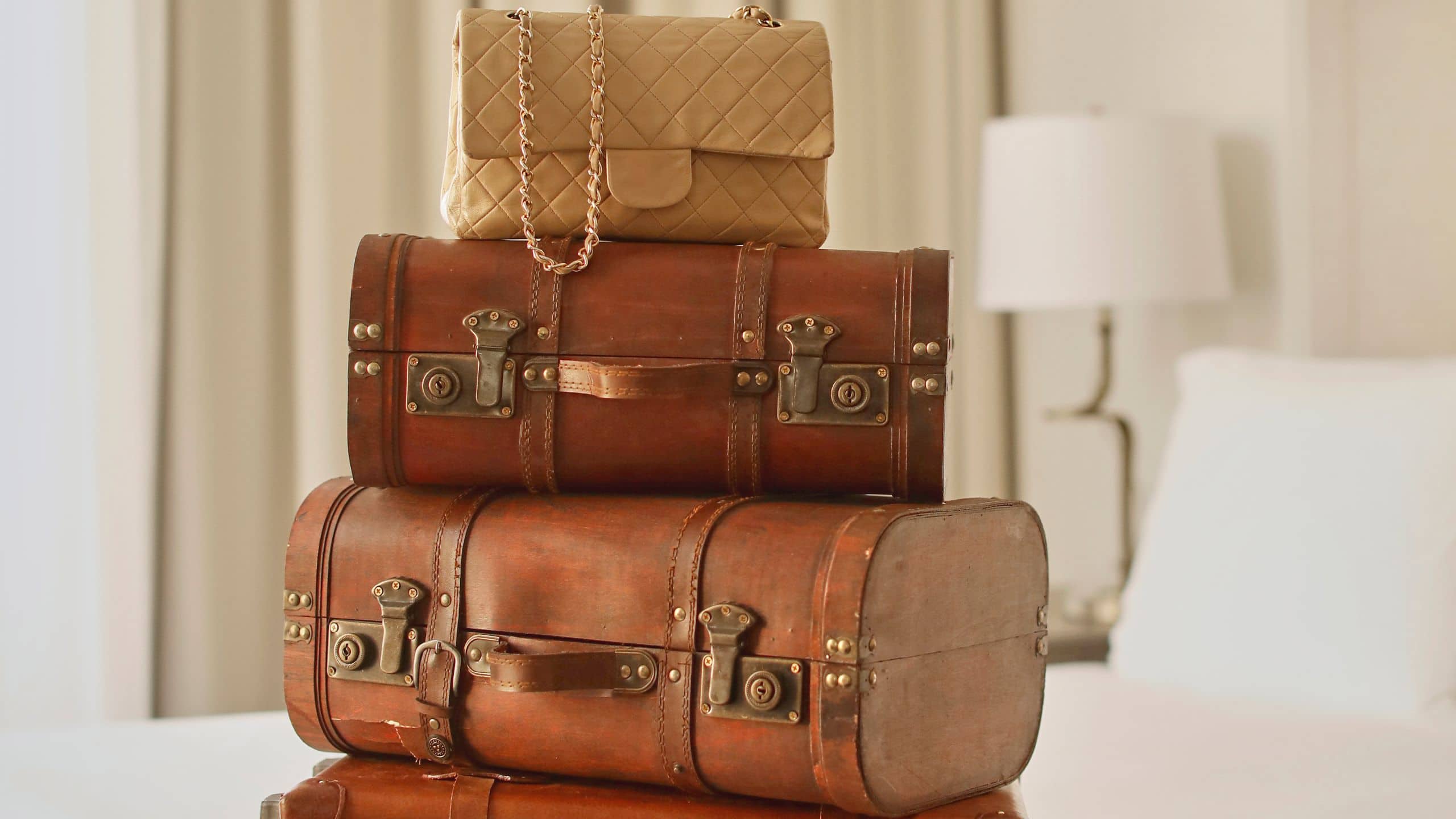3 von 3 Hôtel du Louvre  Guestroom Suitcases