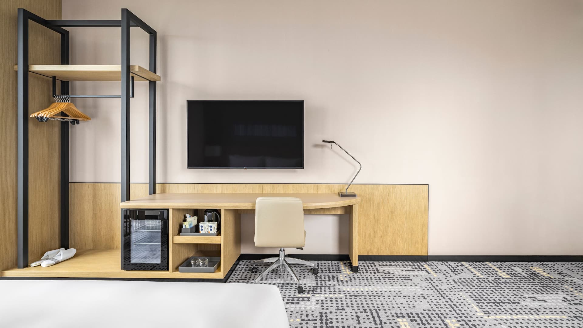 2/4 Hyatt Place New Taipei City Xinzhuang Deluxe King Desk