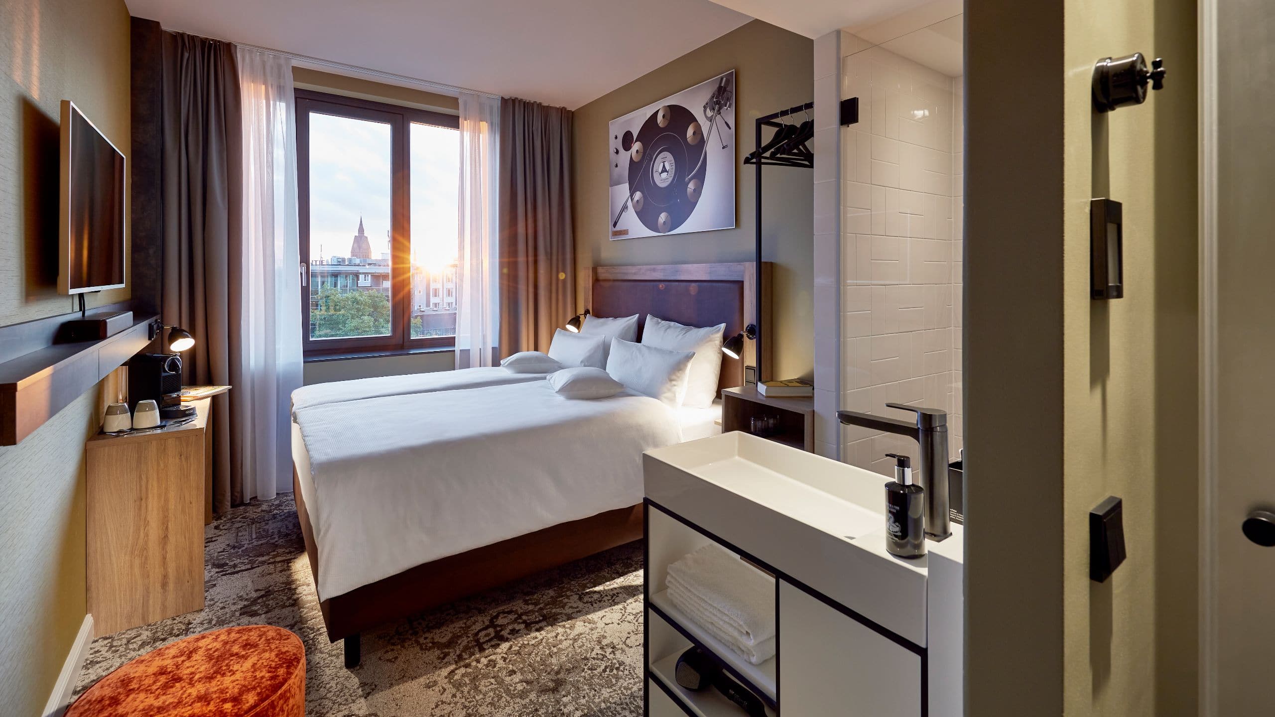 me and all hotel hanover Guestroom