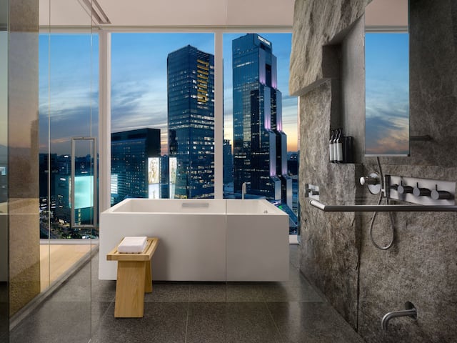 King-Bed-City-View-Deluxe-Bathroom