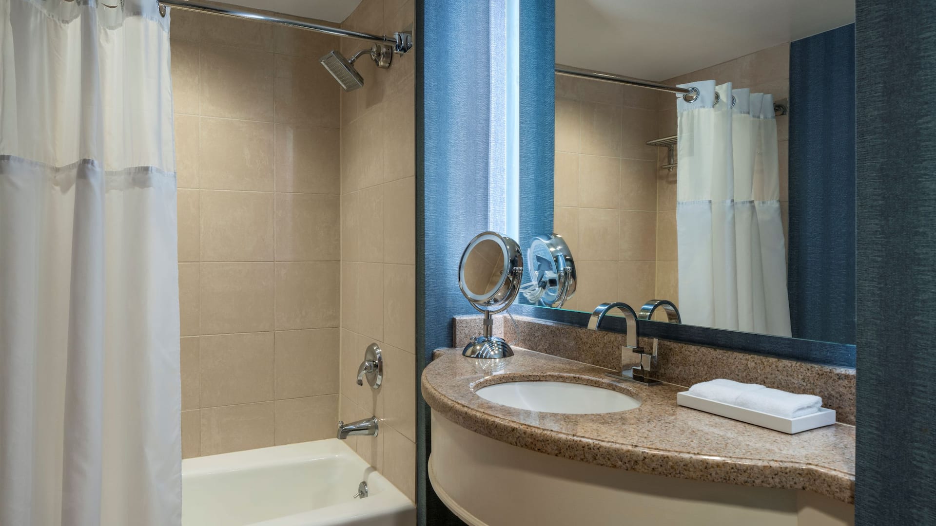 4 de 5 Hyatt Regency Chesapeake Bay Golf Resort, Spa and Marina Family Suite Bathroom