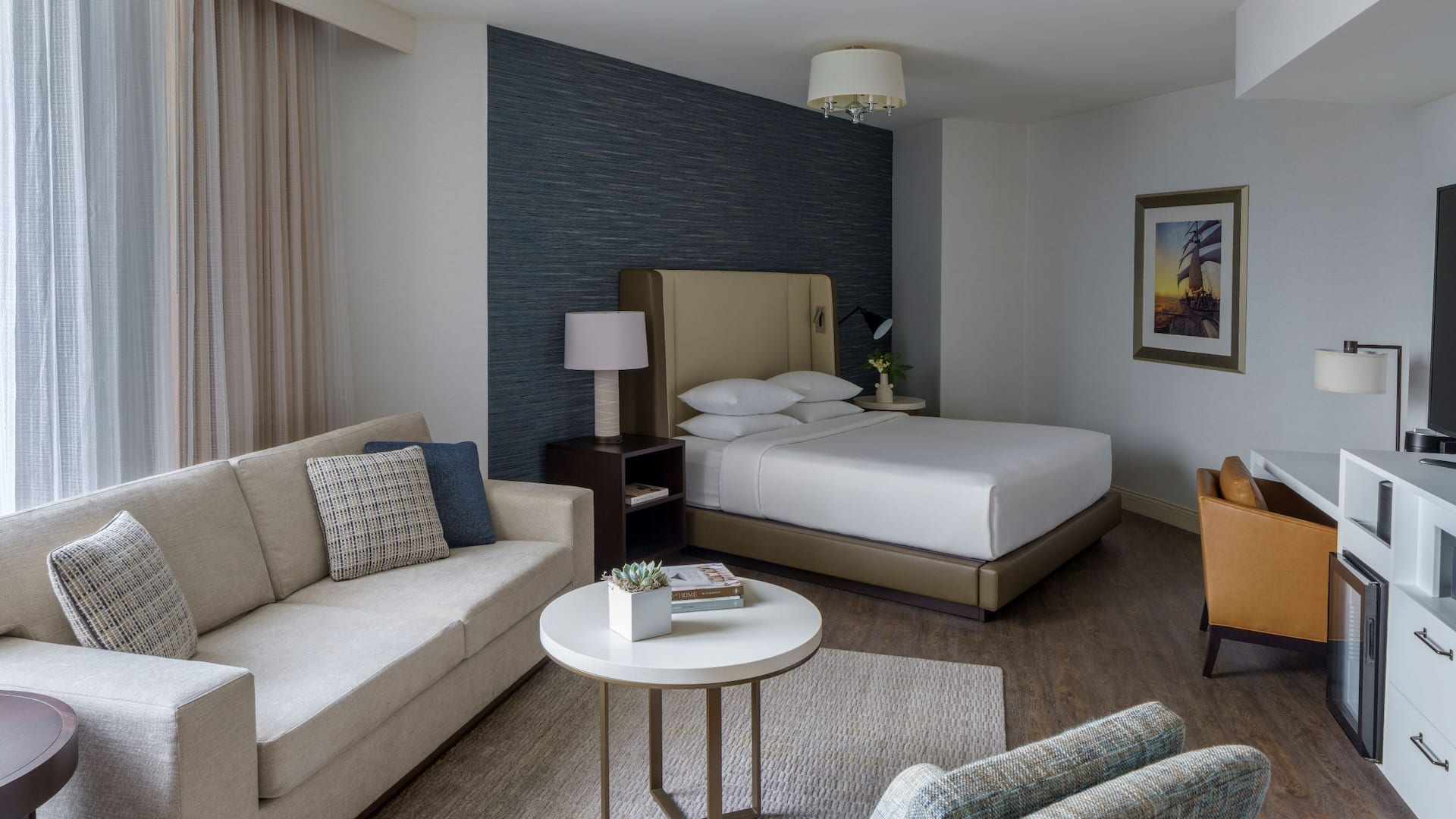 3 de 5 Hyatt Regency Chesapeake Bay Golf Resort, Spa and Marina Family Suite Living Room Bedroom