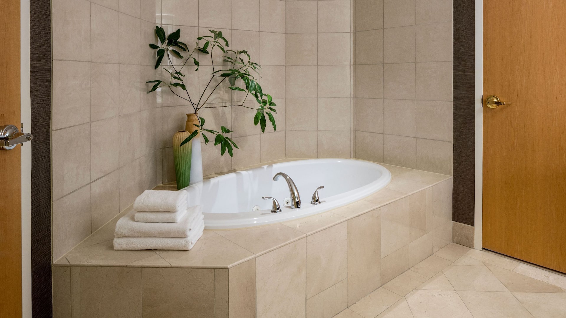 7 de 10 Hyatt Regency Chesapeake Bay Golf Resort, Spa and Marina VIP Suite Bathroom Tub