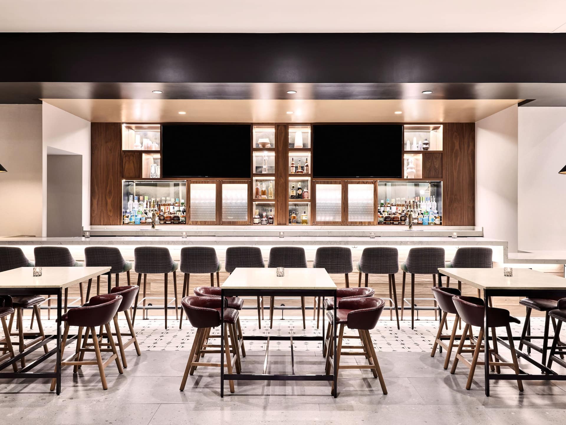 Hyatt Place Phoenix / Downtown Adams Table Bar