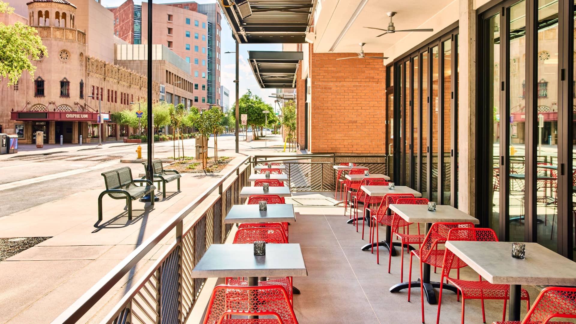 Hyatt Place Phoenix / Downtown Adams Table Patio