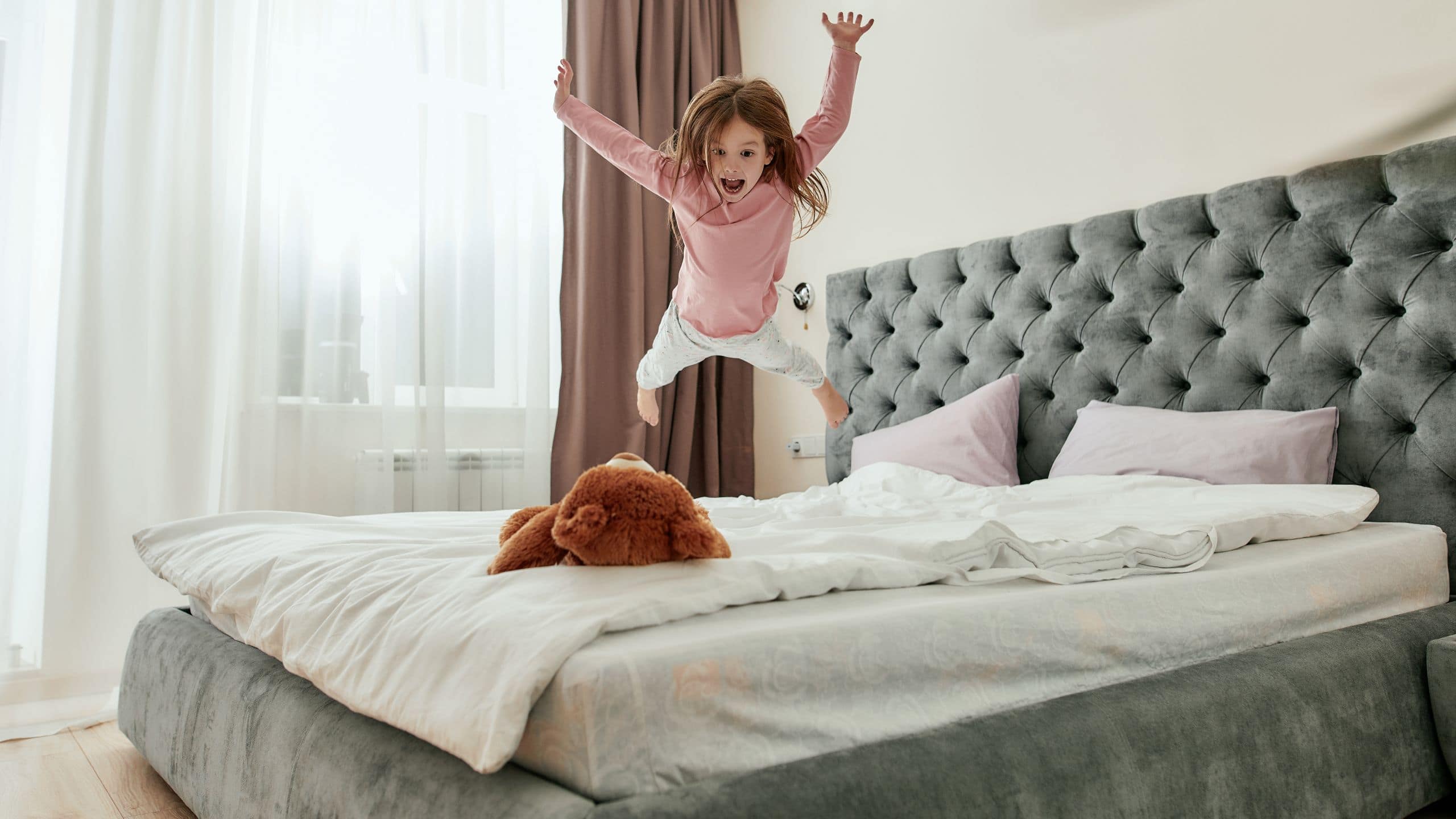 1 de 5 FirstName Bordeaux Kid Jumping On Bed Family Room