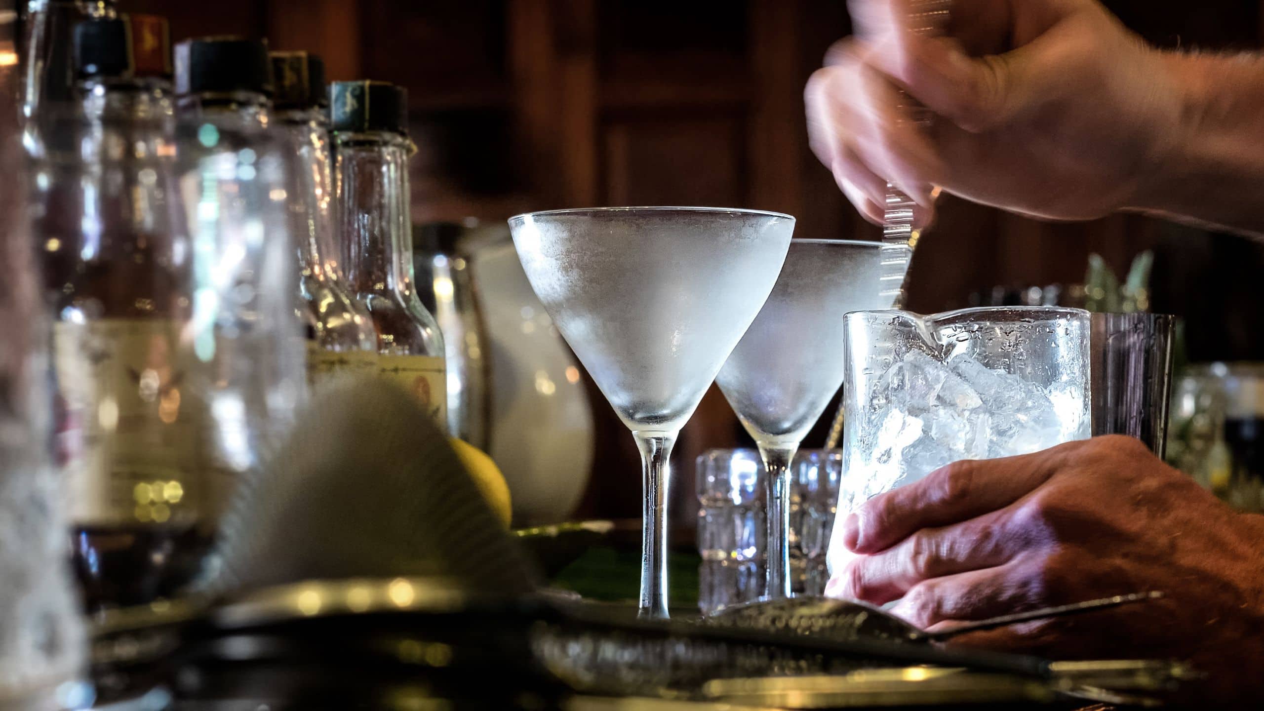 SCHLOSS Roxburghe Bartender Hands Cocktail