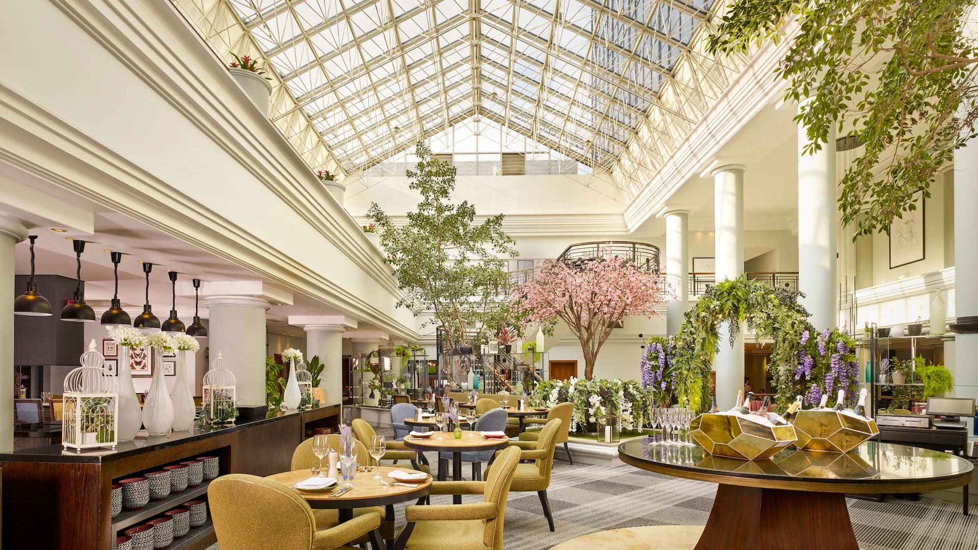 Hyatt Regency Birmingham Aria Restaurant Atrium Dining Tables
