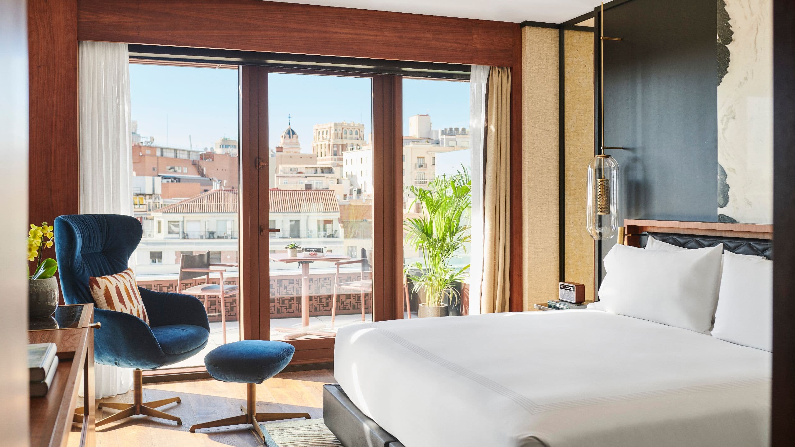 Habitación de la elegante Junior Suite con una paleta de colores terrosos en el hotel de 5 estrellas, Thompson Madrid. 