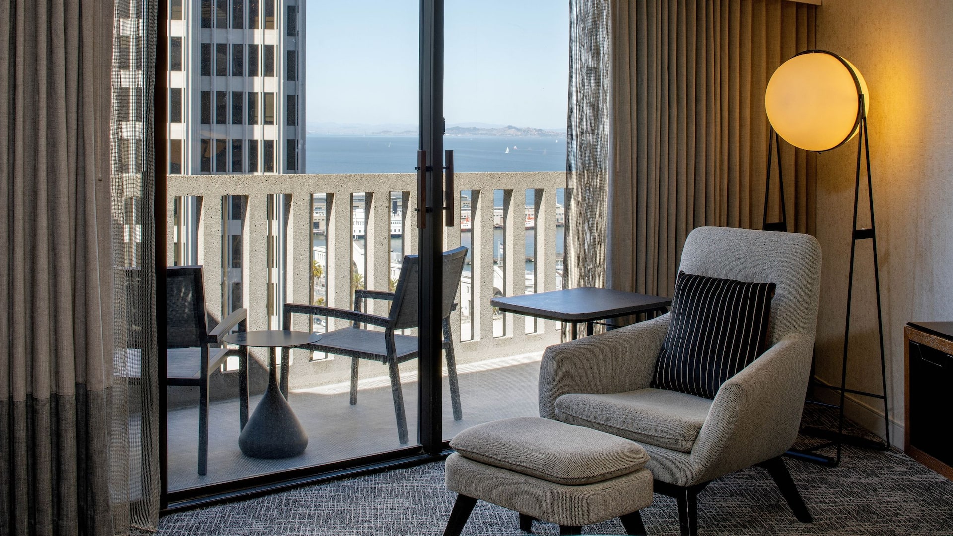 Hyatt Regency San Francisco Regency Club Level Balcony King Detail