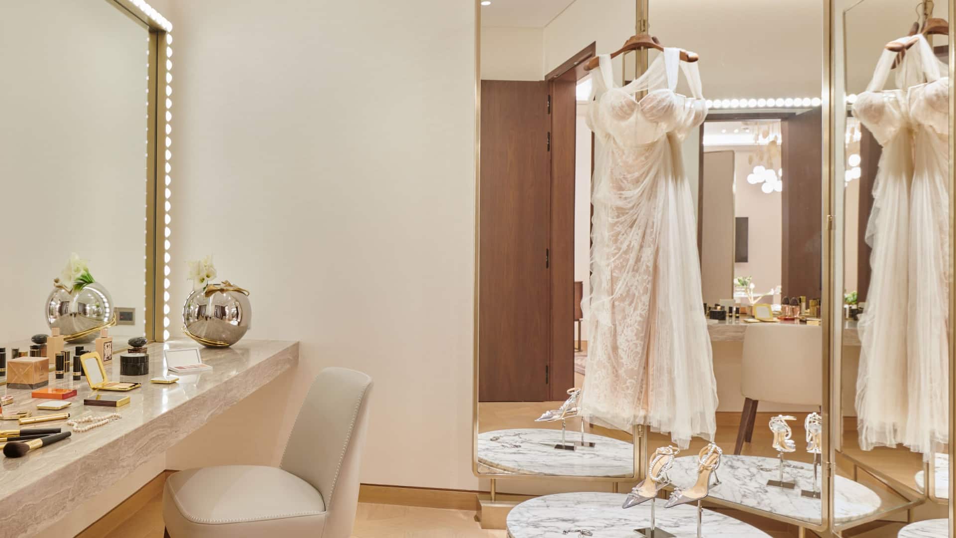 Grand Hyatt Kuwait Bridal Suite Mirror Wedding Gown