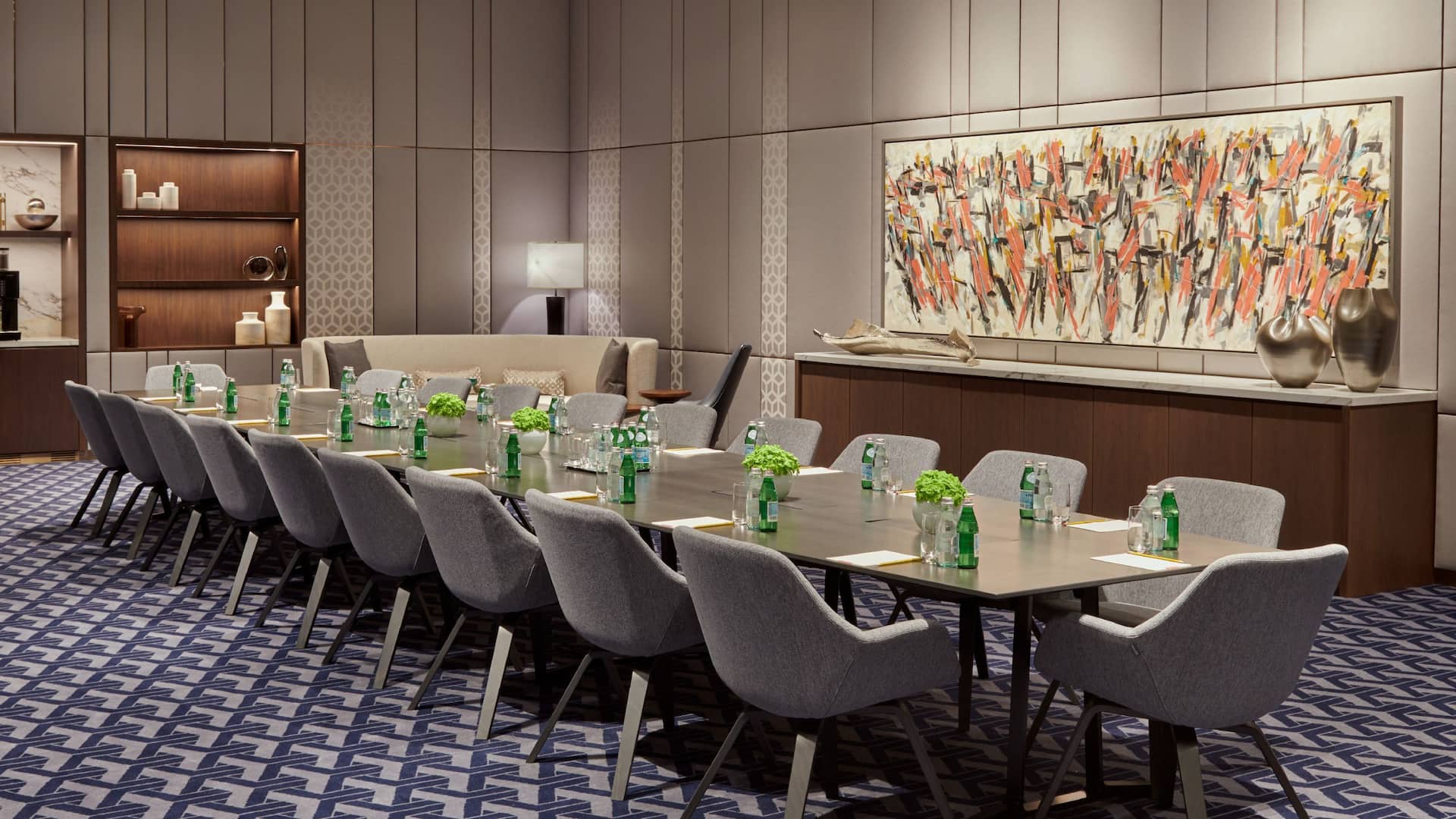 3 من 3 Grand Hyatt Kuwait The Gallery Meeting Conference Table Setup