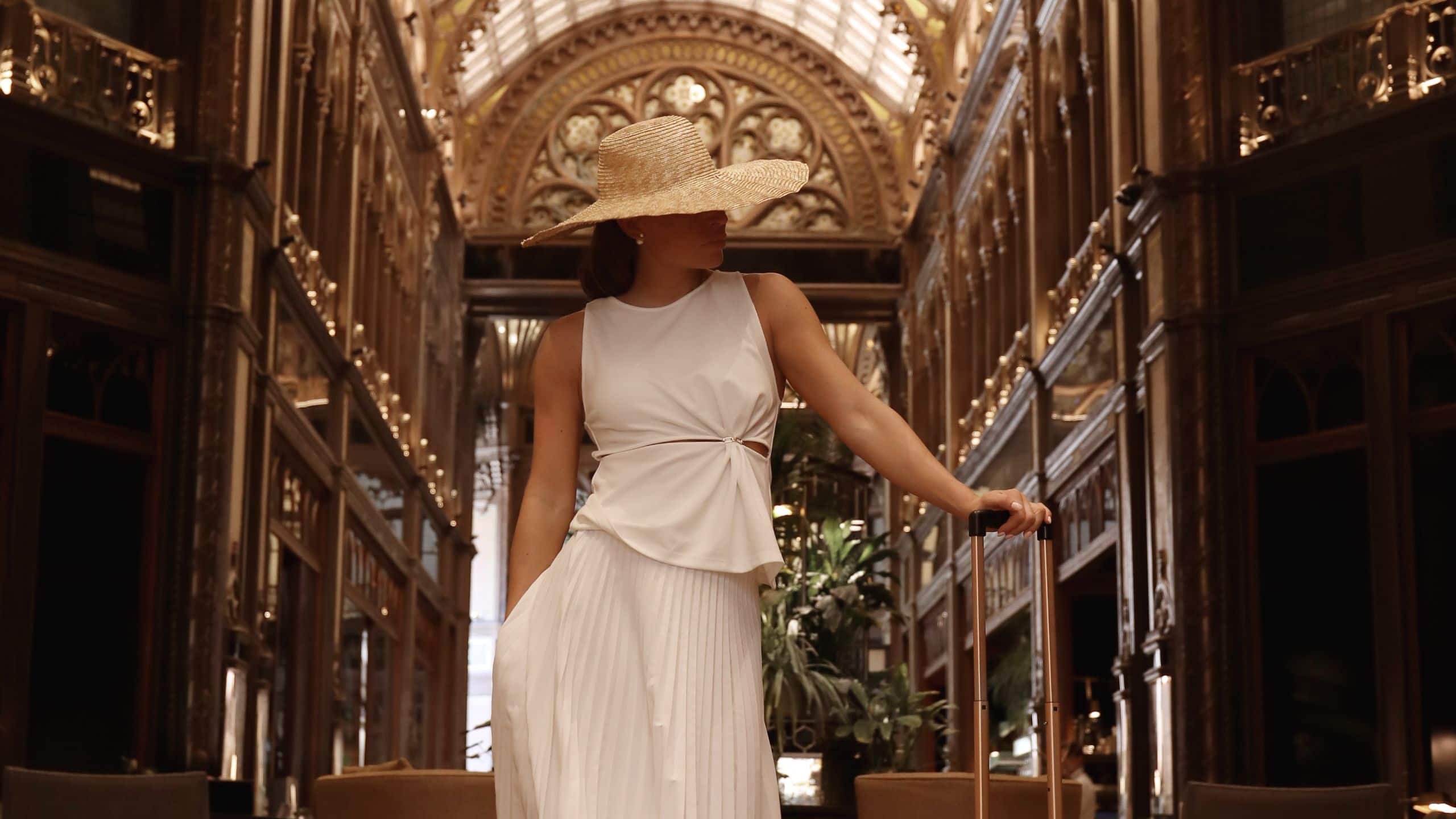 Párisi Udvar Hotel Budapest Lobby Arrival Woman