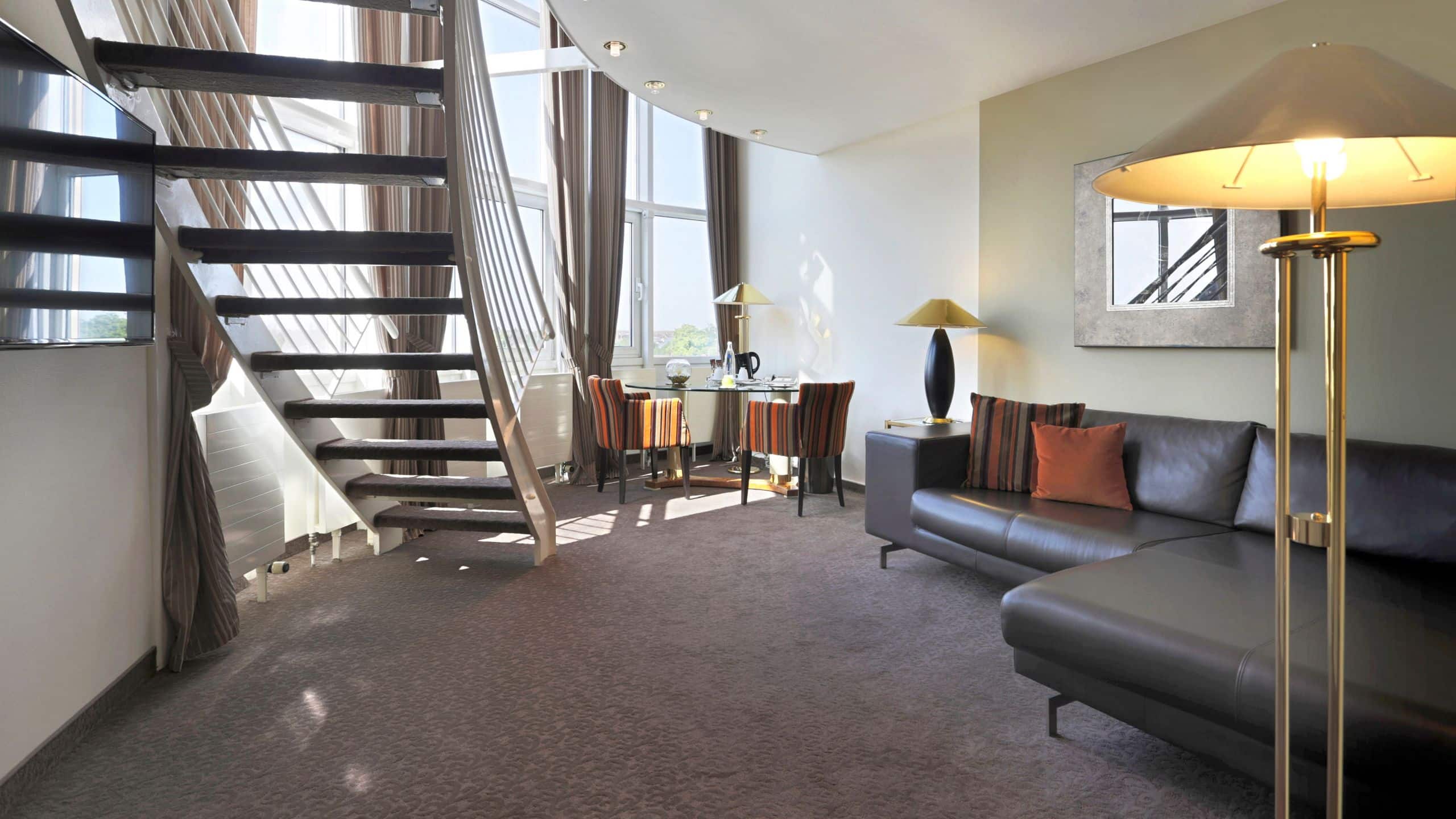 1 de 6 Lindner Hotel Airport Duplex Suite Living