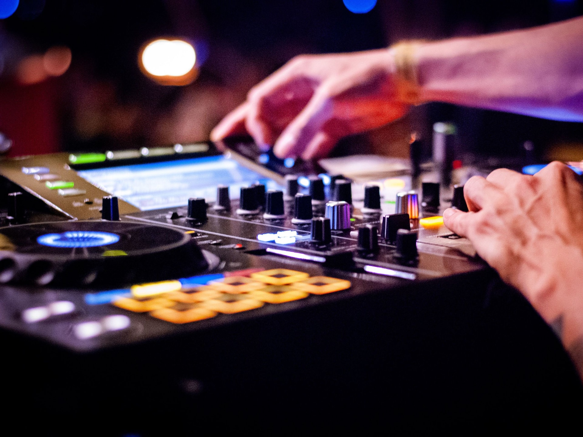 Hyatt Regency Barcelona Tower Skyfall DJ