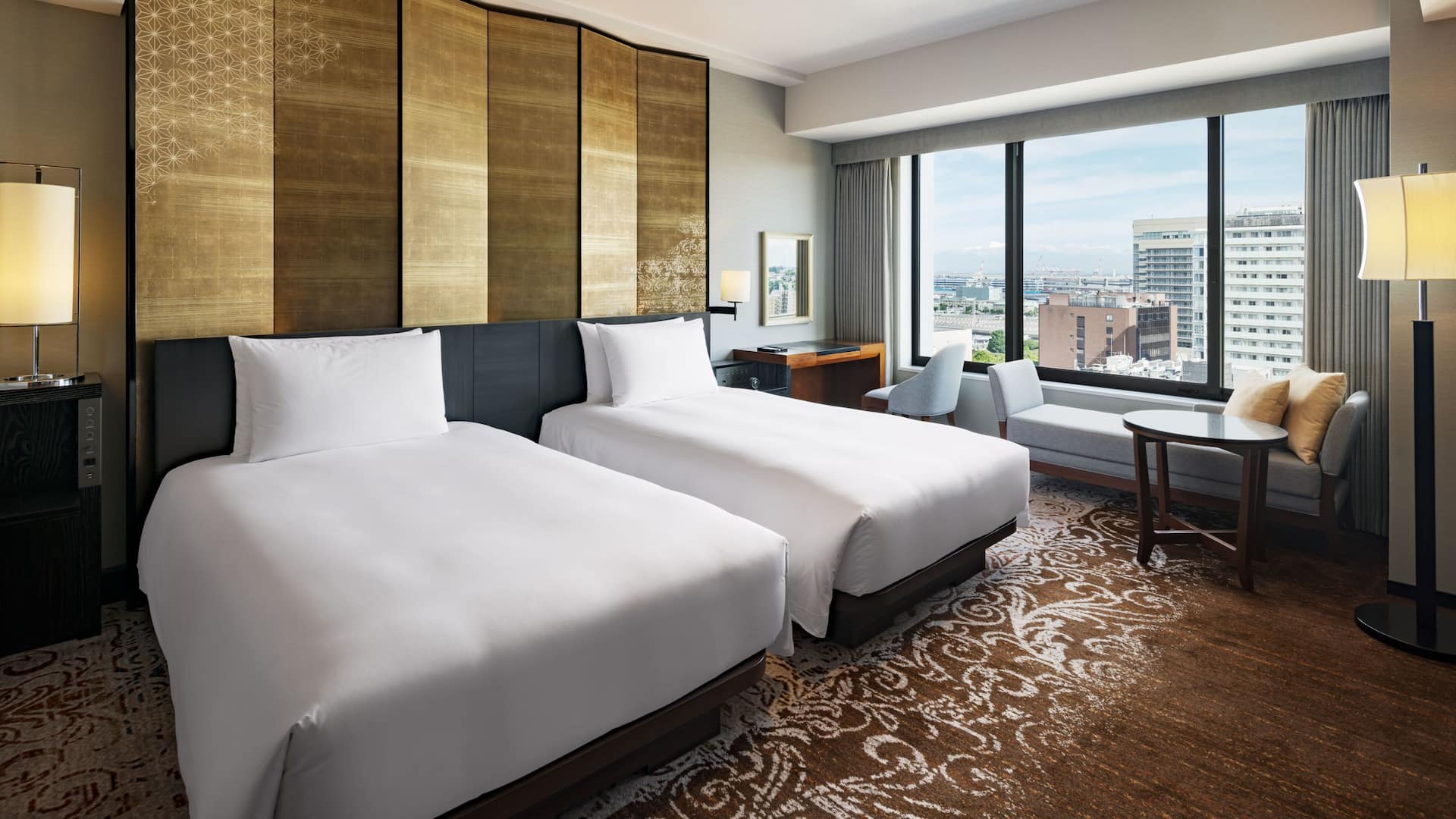 1 de 2 Hyatt Regency Yokohama Guestroom Two Deluxe Twin Beds