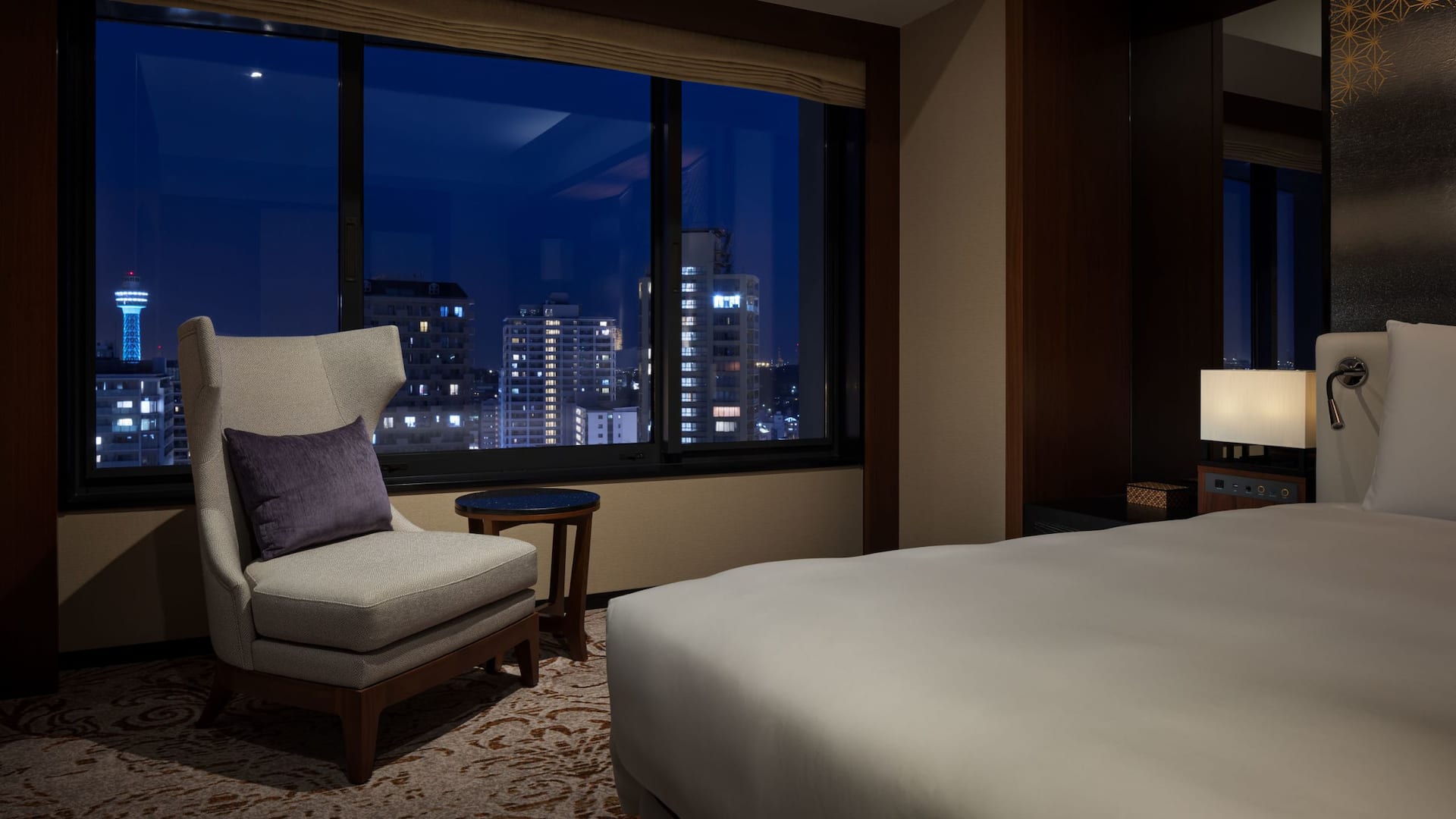 Hyatt Regency Yokohama Guestroom Bay View Suite King Bedroom